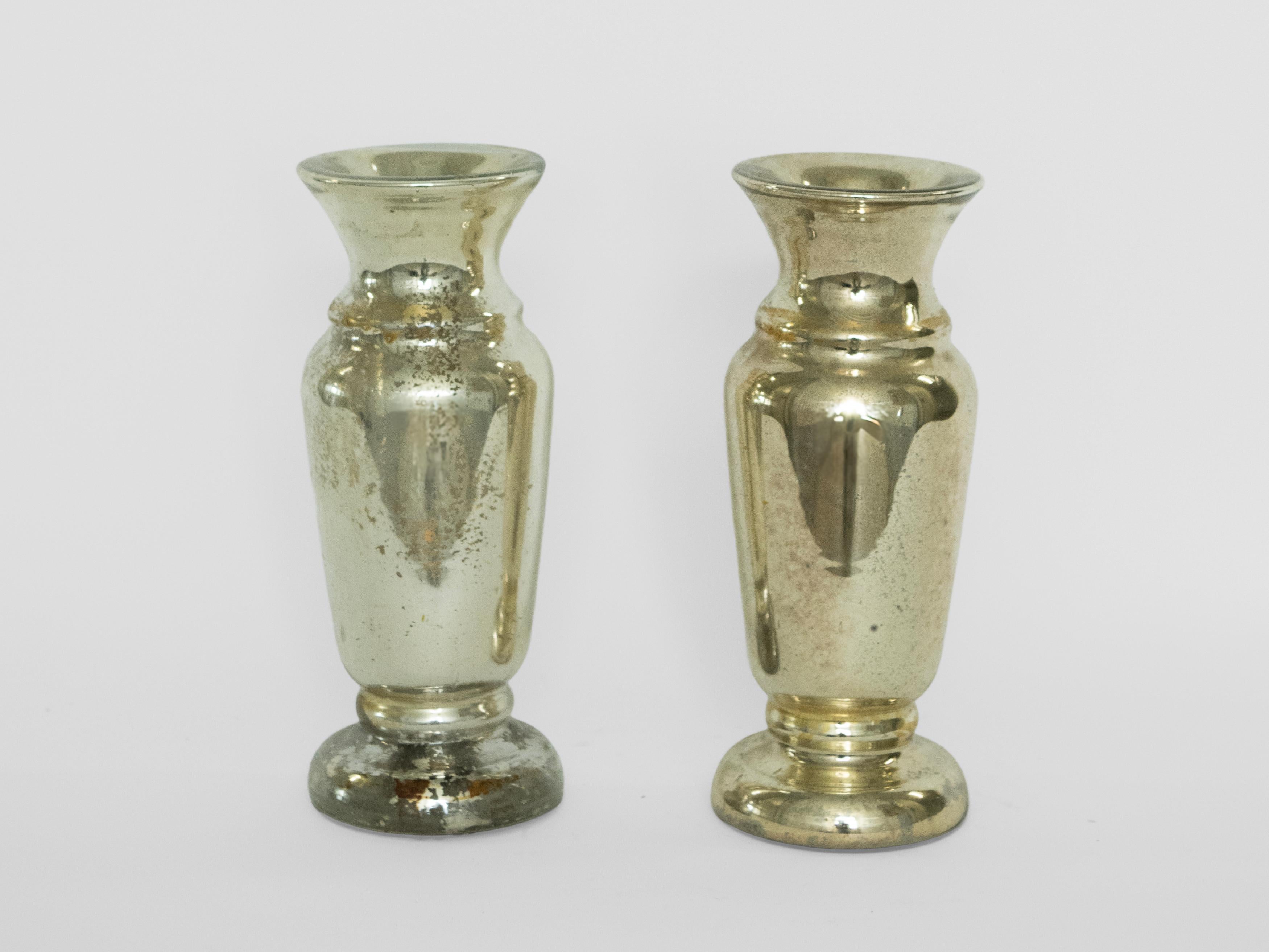 Coppia di candelieri francesi in vetro argentato.  Il vetro al mercurio è in realtà vetro argentato e non contiene mercurio!  La loro qualità elegante e riflettente e il loro significato storico li rendono oggetti desiderabili e perfetti come