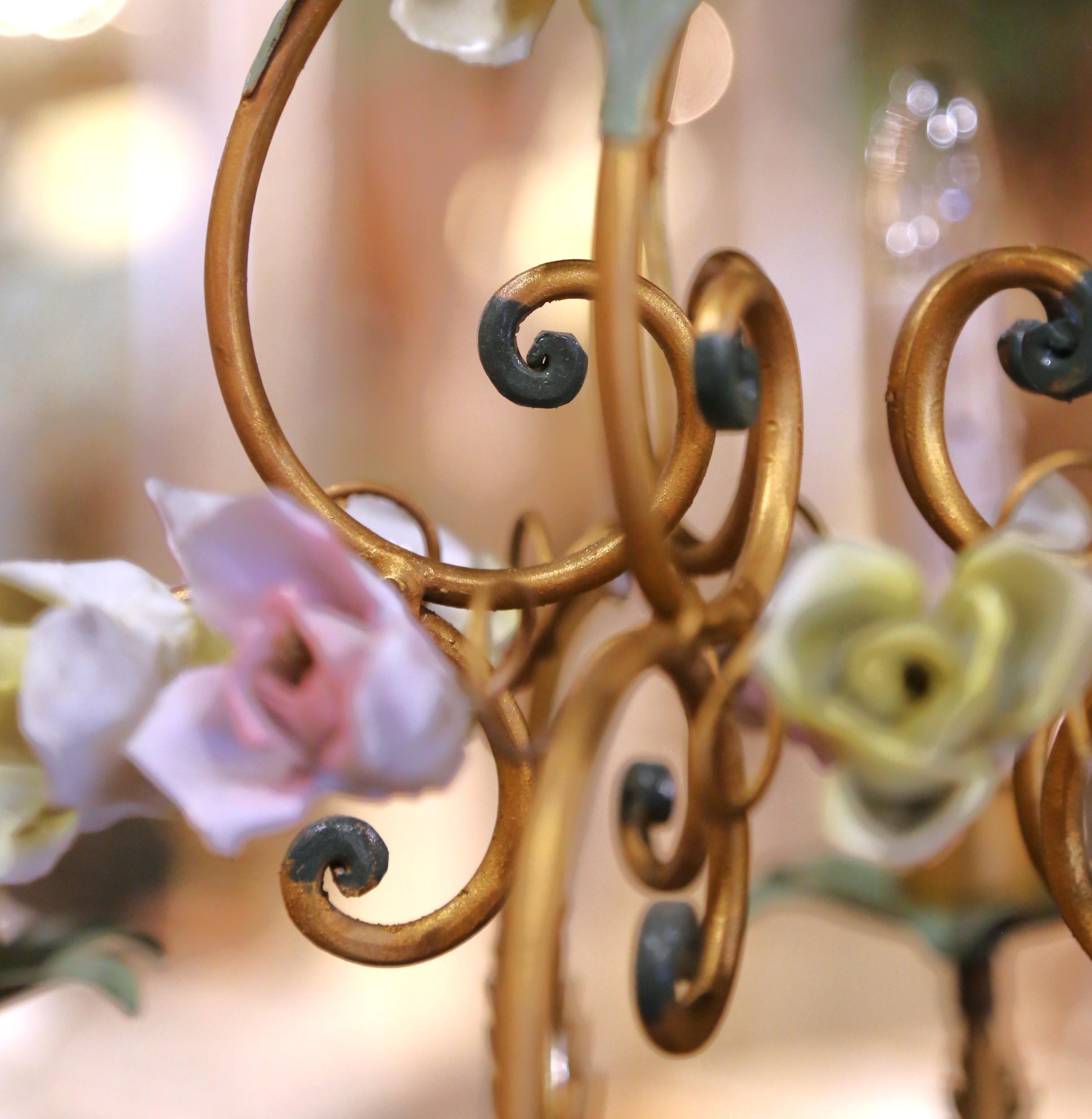 Lampadario a cinque luci in metallo e porcellana francese dei primi del Novecento in vendita 2