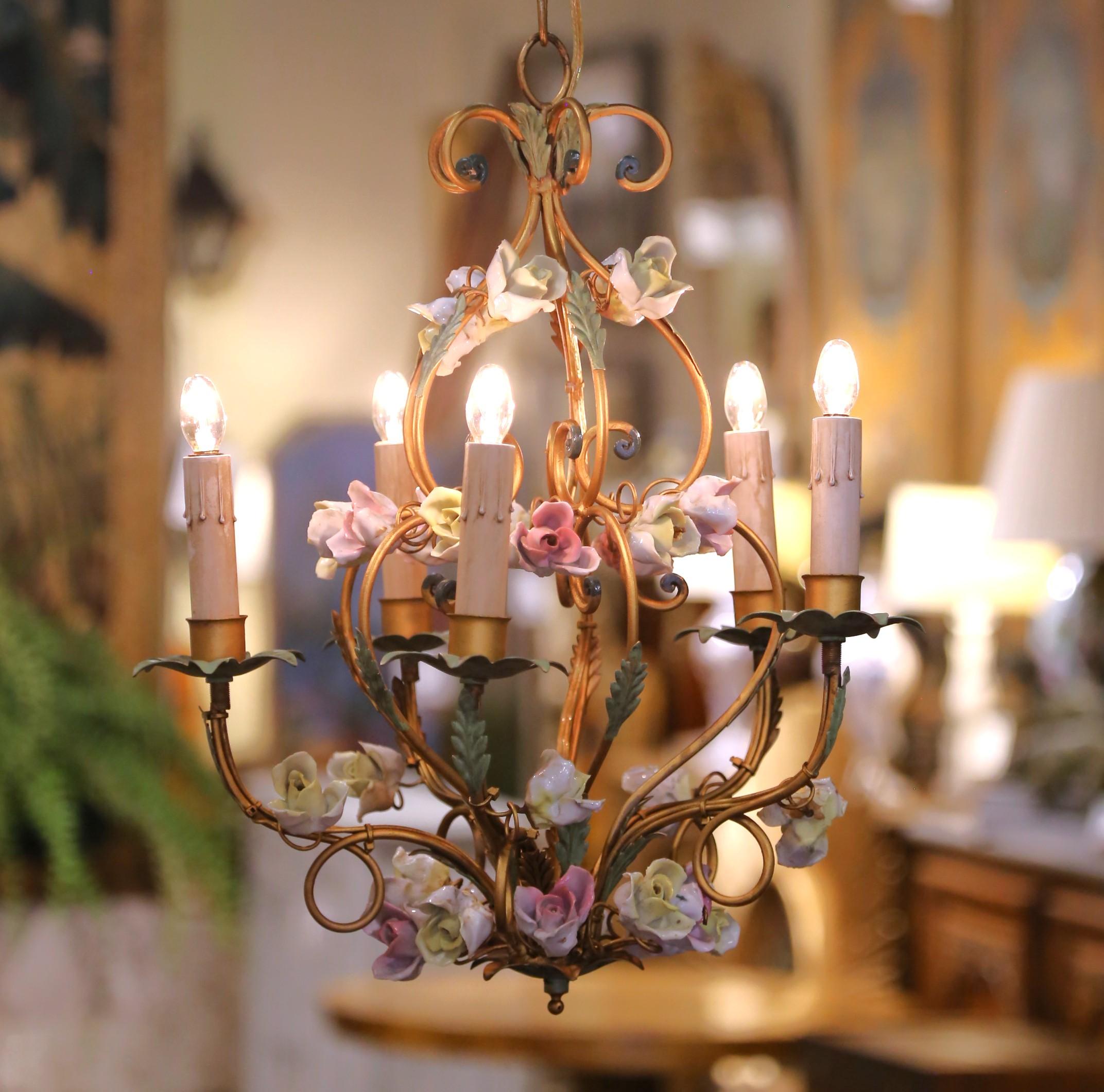 Porta colore e charme alla tua casa con questo elegante lampadario floreale. Realizzato in Francia intorno al 1920, l'apparecchio presenta una struttura in metallo dorato con graziosi bracci a voluta e cinque luci appena cablate secondo gli standard