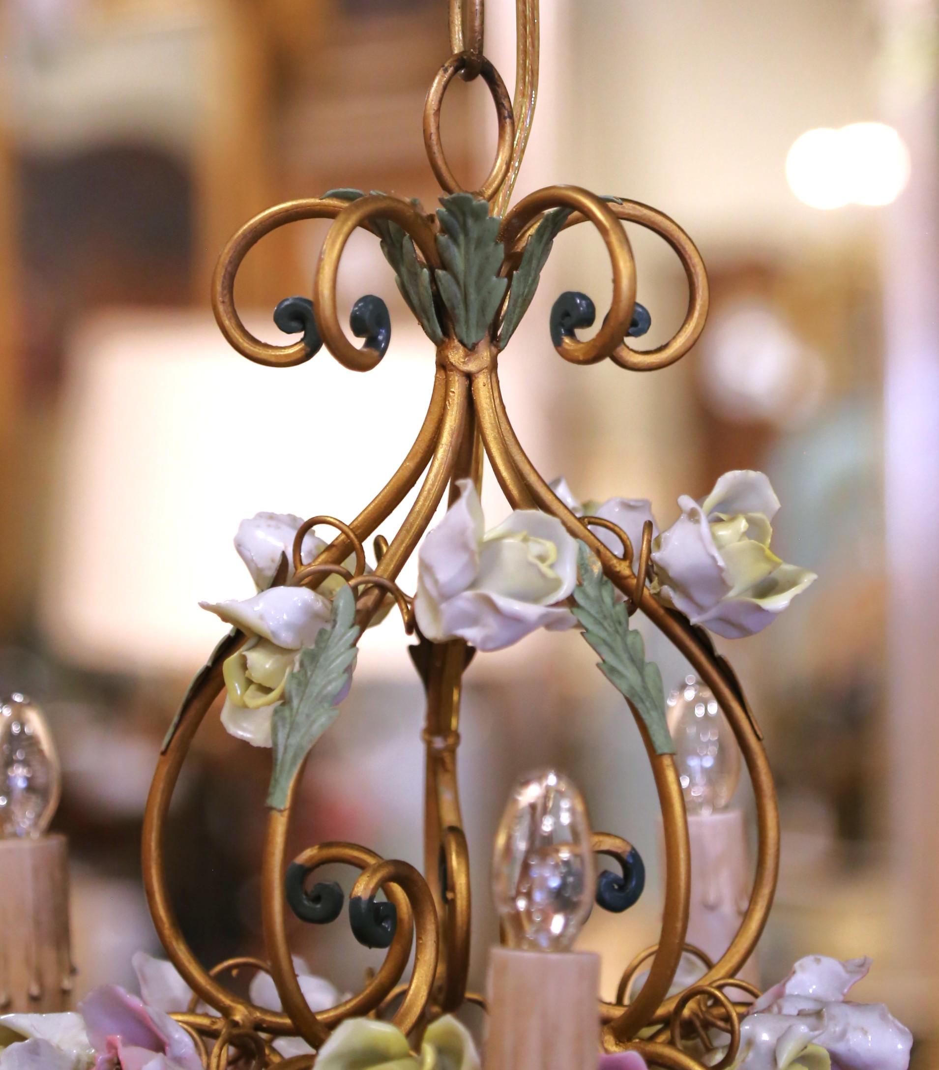 Country Lampadario a cinque luci in metallo e porcellana francese dei primi del Novecento in vendita