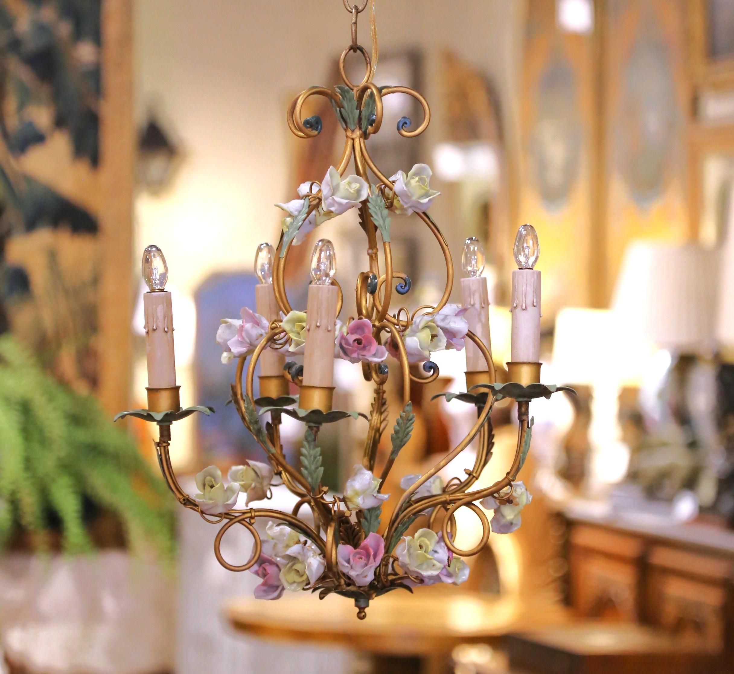 Lampadario a cinque luci in metallo e porcellana francese dei primi del Novecento In condizioni ottime in vendita a Dallas, TX