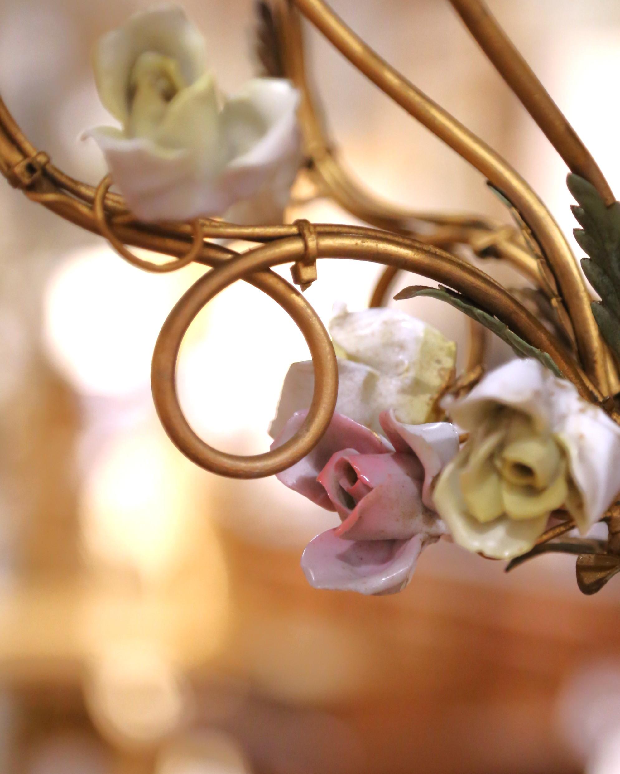 Lampadario a cinque luci in metallo e porcellana francese dei primi del Novecento in vendita 1