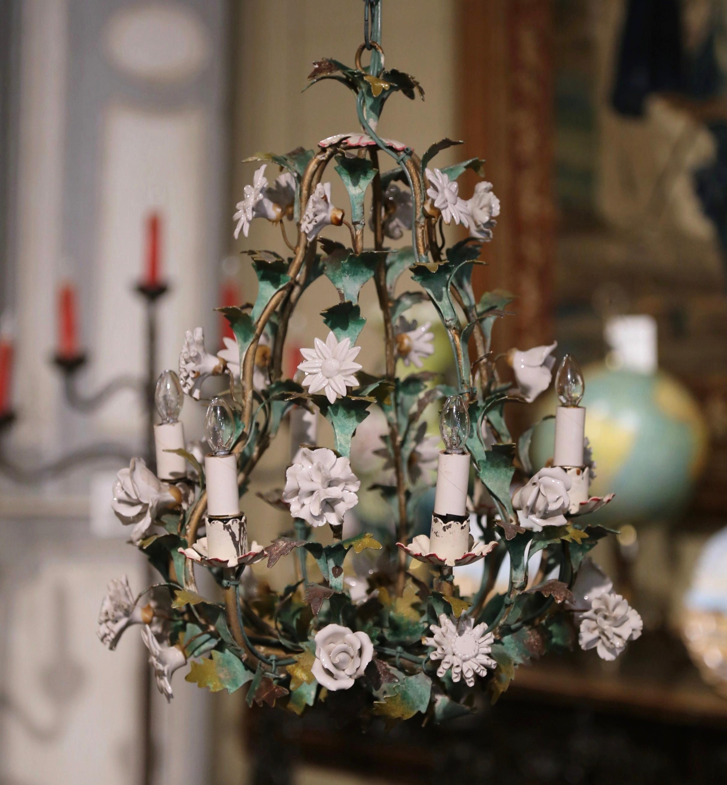 Französischer Sechs-Licht-Kronleuchter mit Blumen aus Metall und Porzellan des frühen 20. Jahrhunderts 1