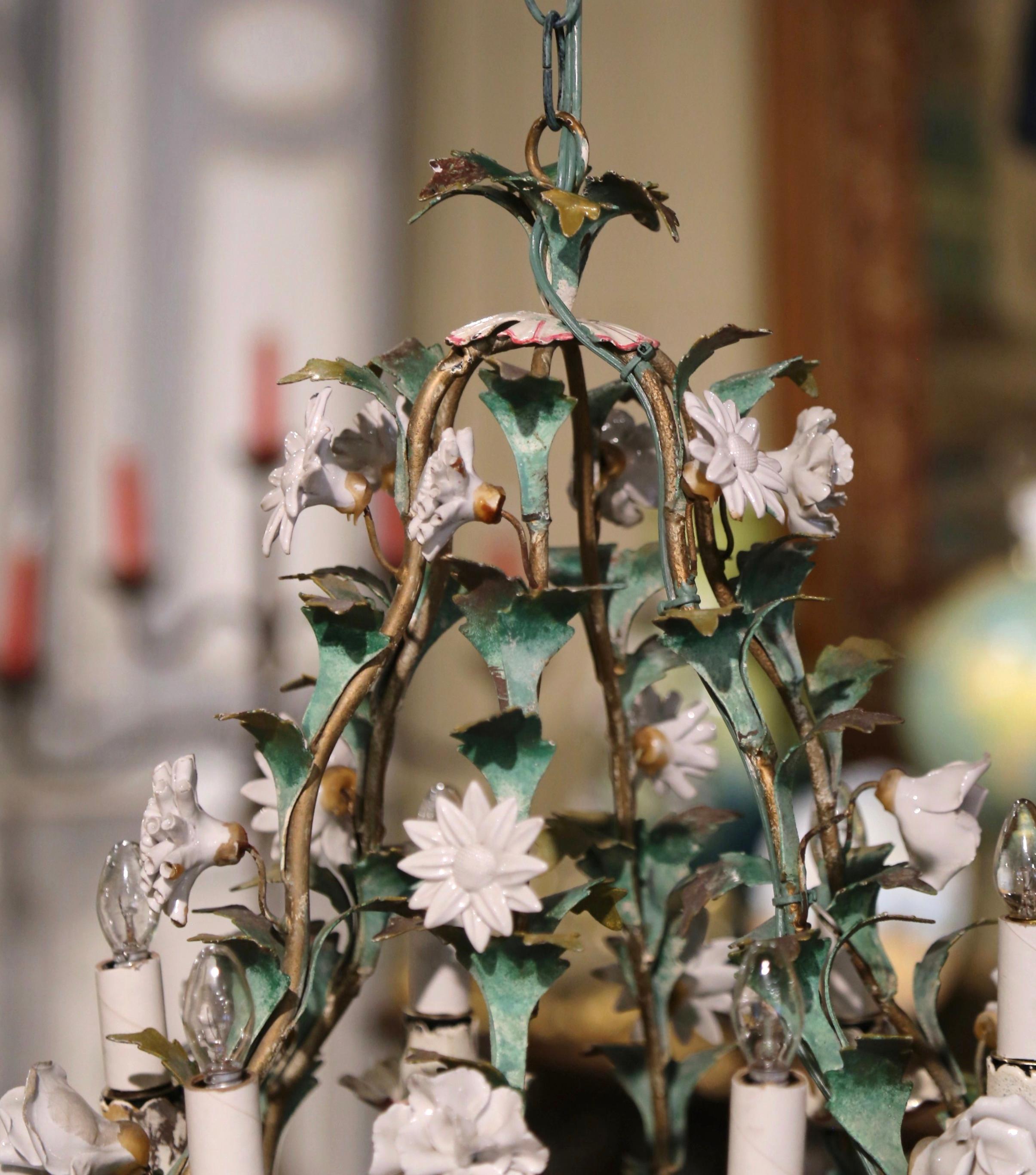 Französischer Sechs-Licht-Kronleuchter mit Blumen aus Metall und Porzellan des frühen 20. Jahrhunderts 4