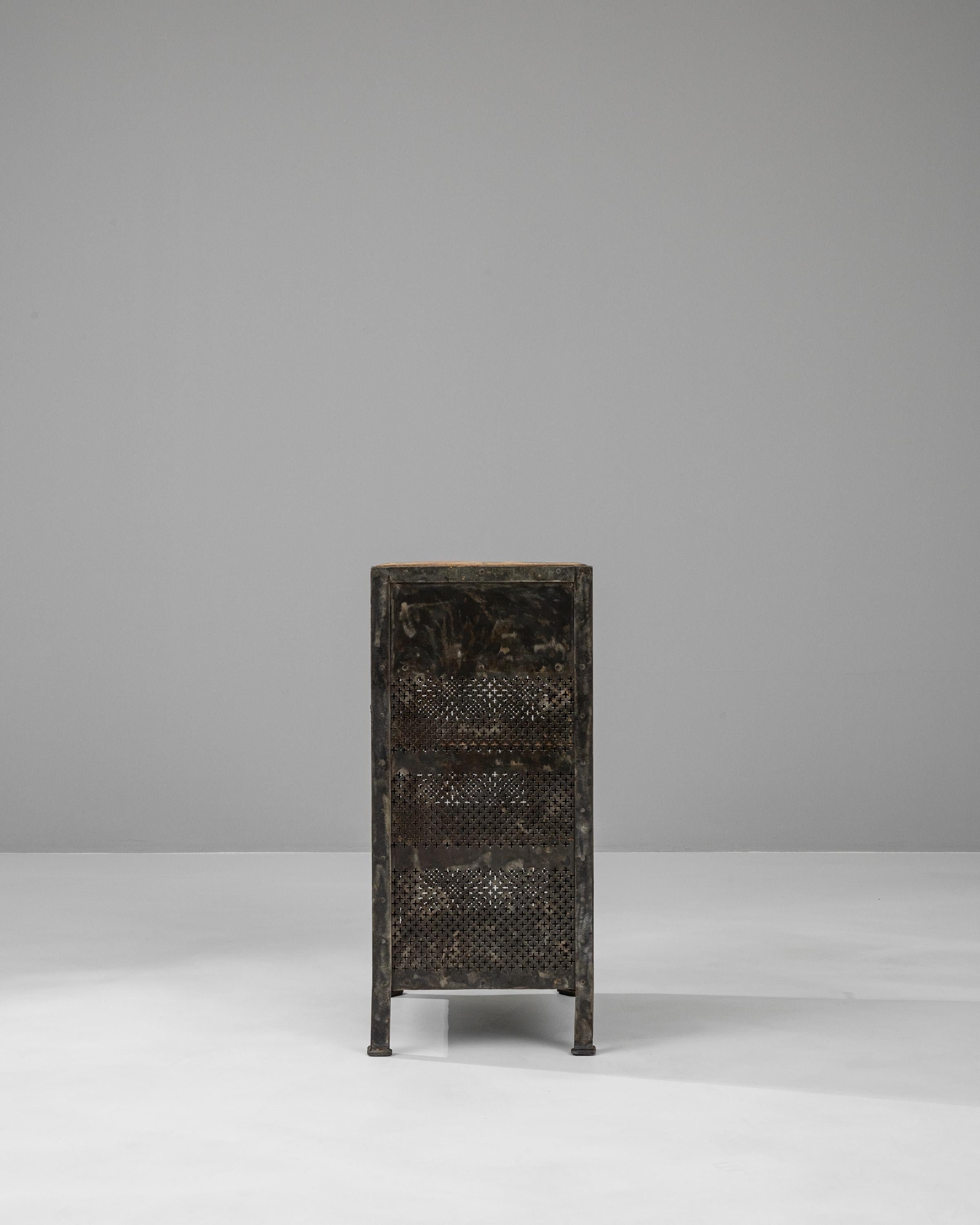 Französischer Metall-Nachttisch des frühen 20. Jahrhunderts mit Holzplatte im Angebot 7