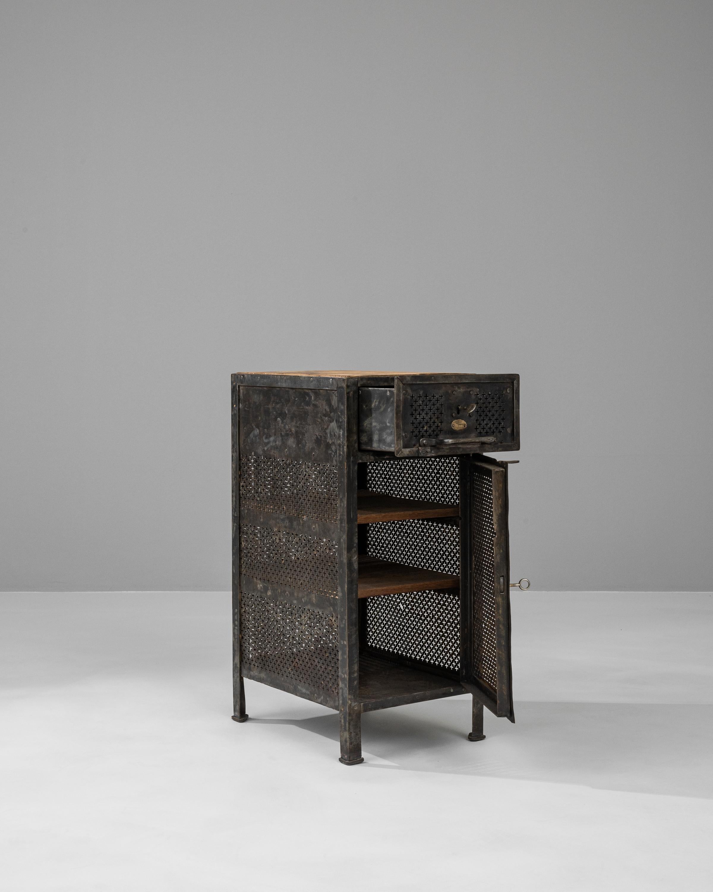Französischer Metall-Nachttisch des frühen 20. Jahrhunderts mit Holzplatte im Angebot 1