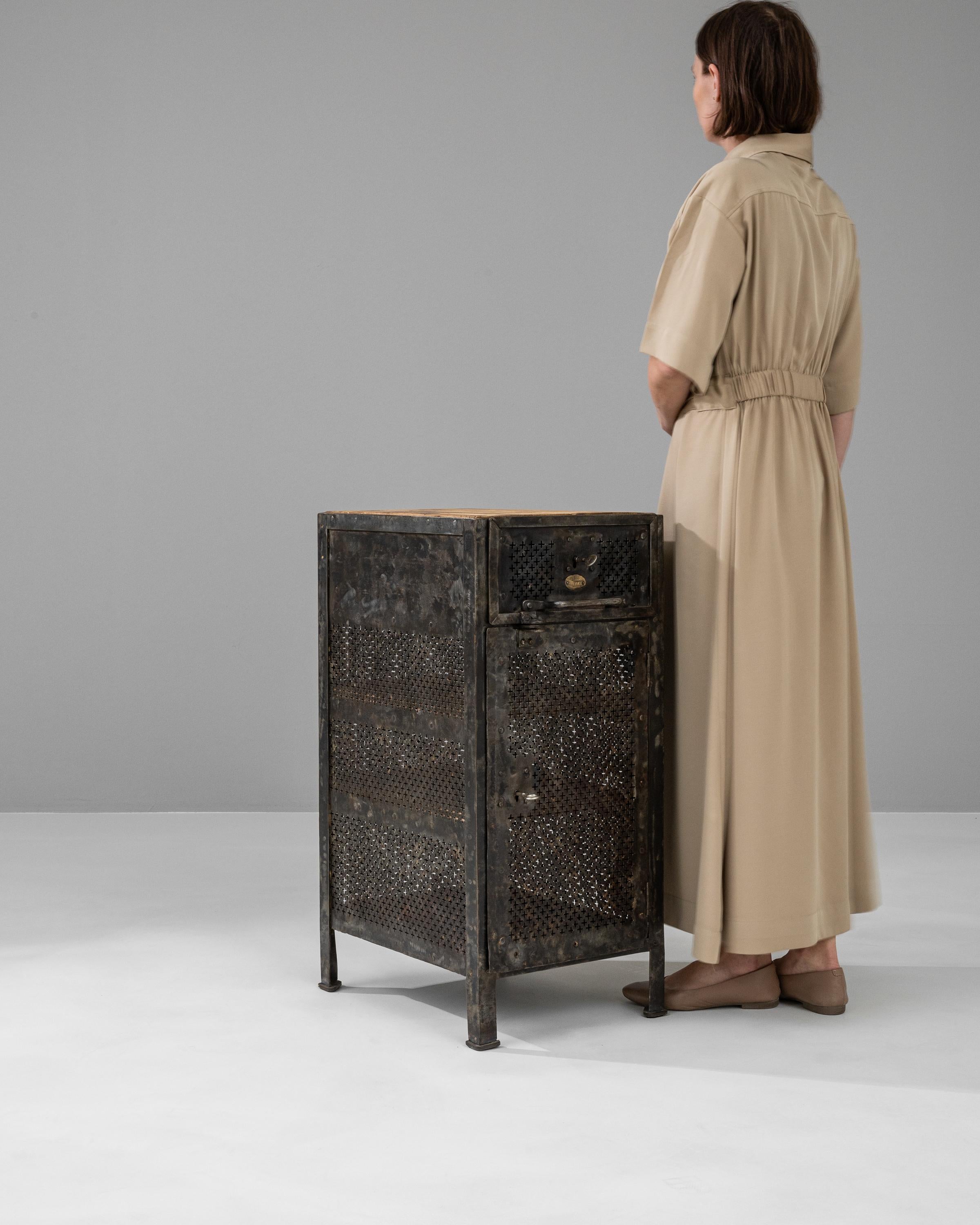 Französischer Metall-Nachttisch des frühen 20. Jahrhunderts mit Holzplatte im Angebot 2