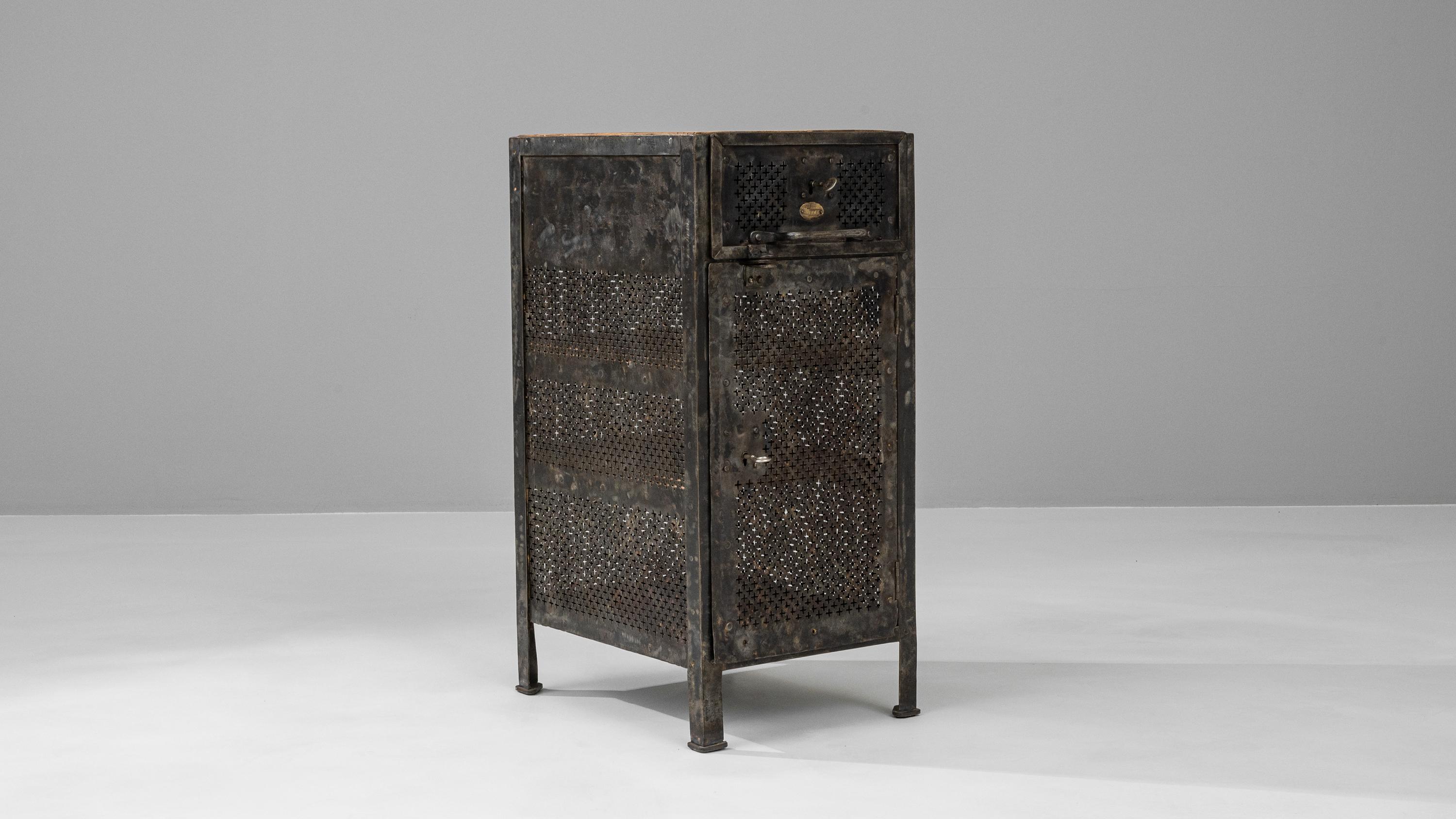 Französischer Metall-Nachttisch des frühen 20. Jahrhunderts mit Holzplatte im Angebot 3