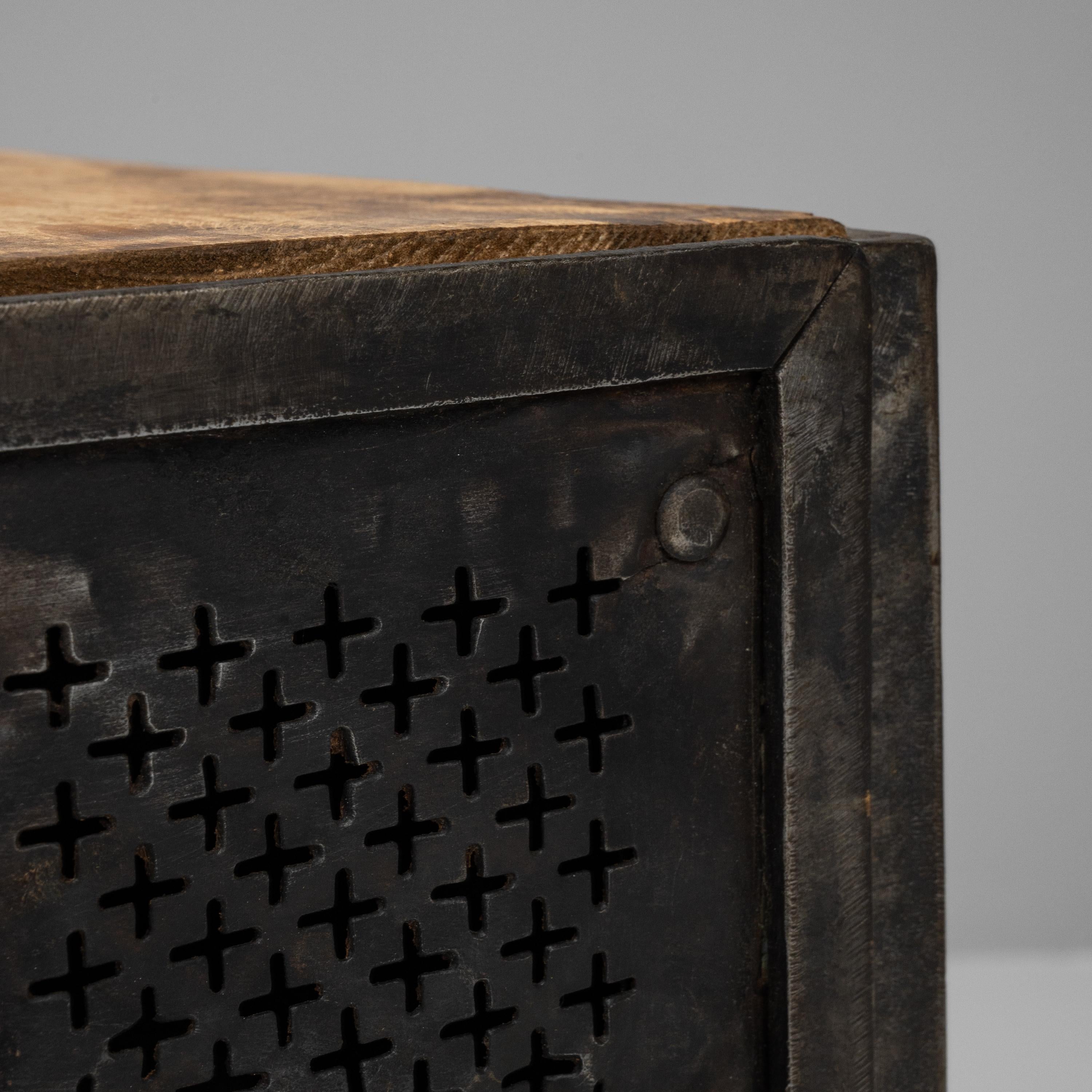 Französischer Metall-Nachttisch des frühen 20. Jahrhunderts mit Holzplatte im Angebot 4