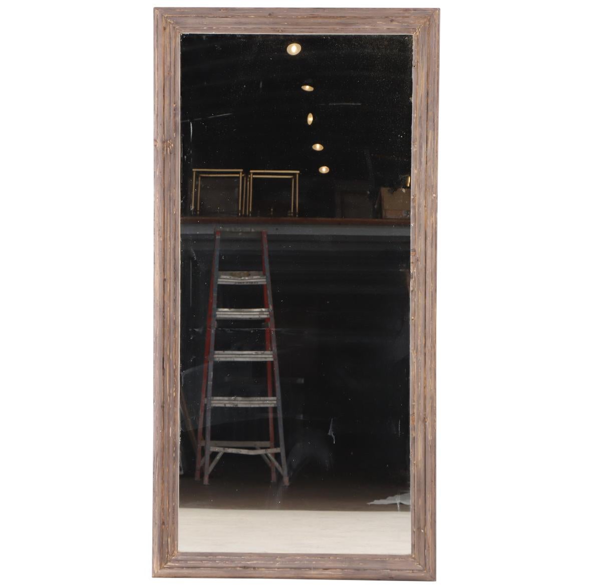 20ième siècle Miroir de sol à cadre moulé du début du 20e siècle. en vente