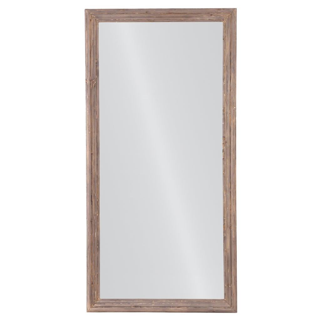 Miroir de sol à cadre moulé du début du 20e siècle.