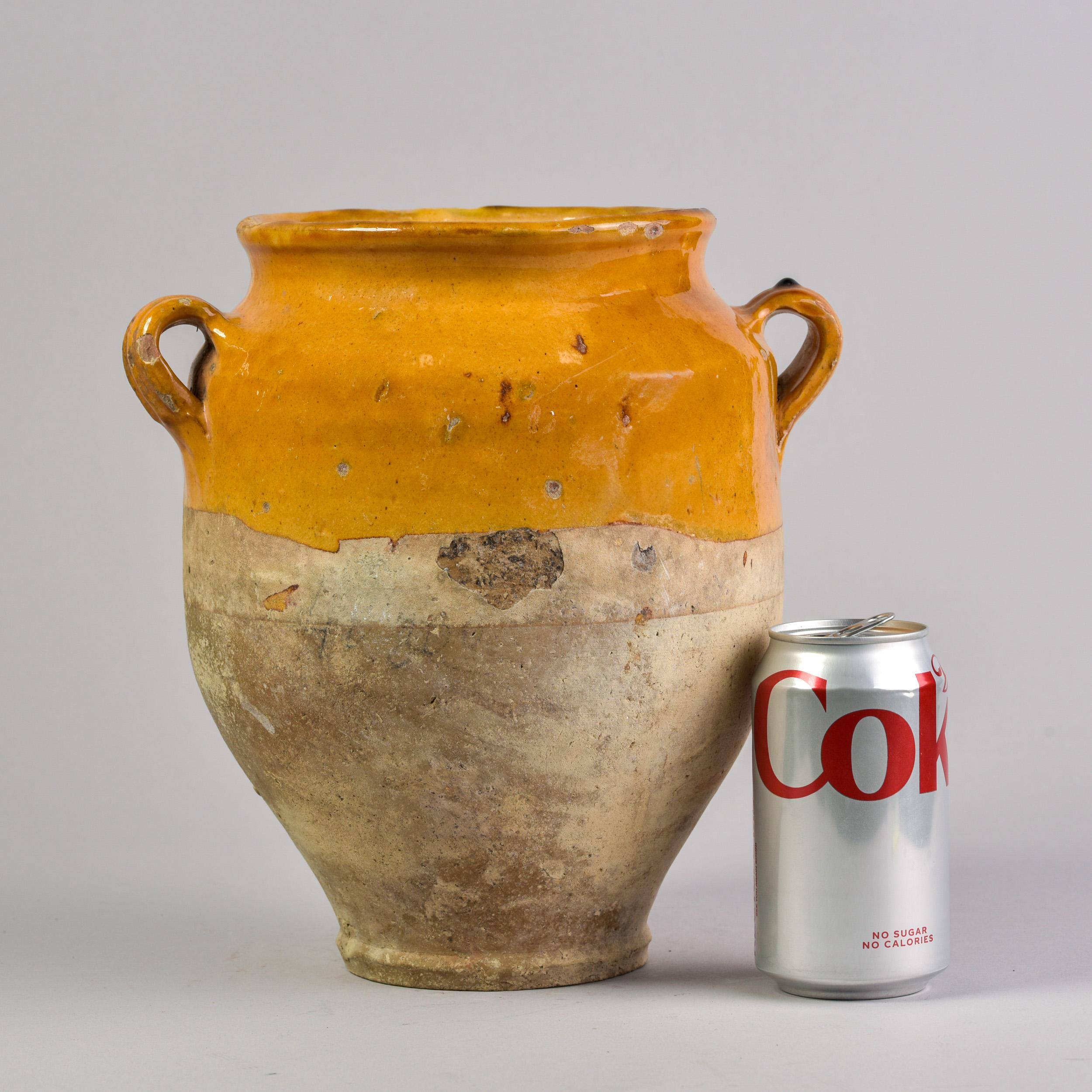 Frühes 20. Jahrhundert Französisch Senf glasiert Confit Glas mit Griffen (Französische Provence) im Angebot