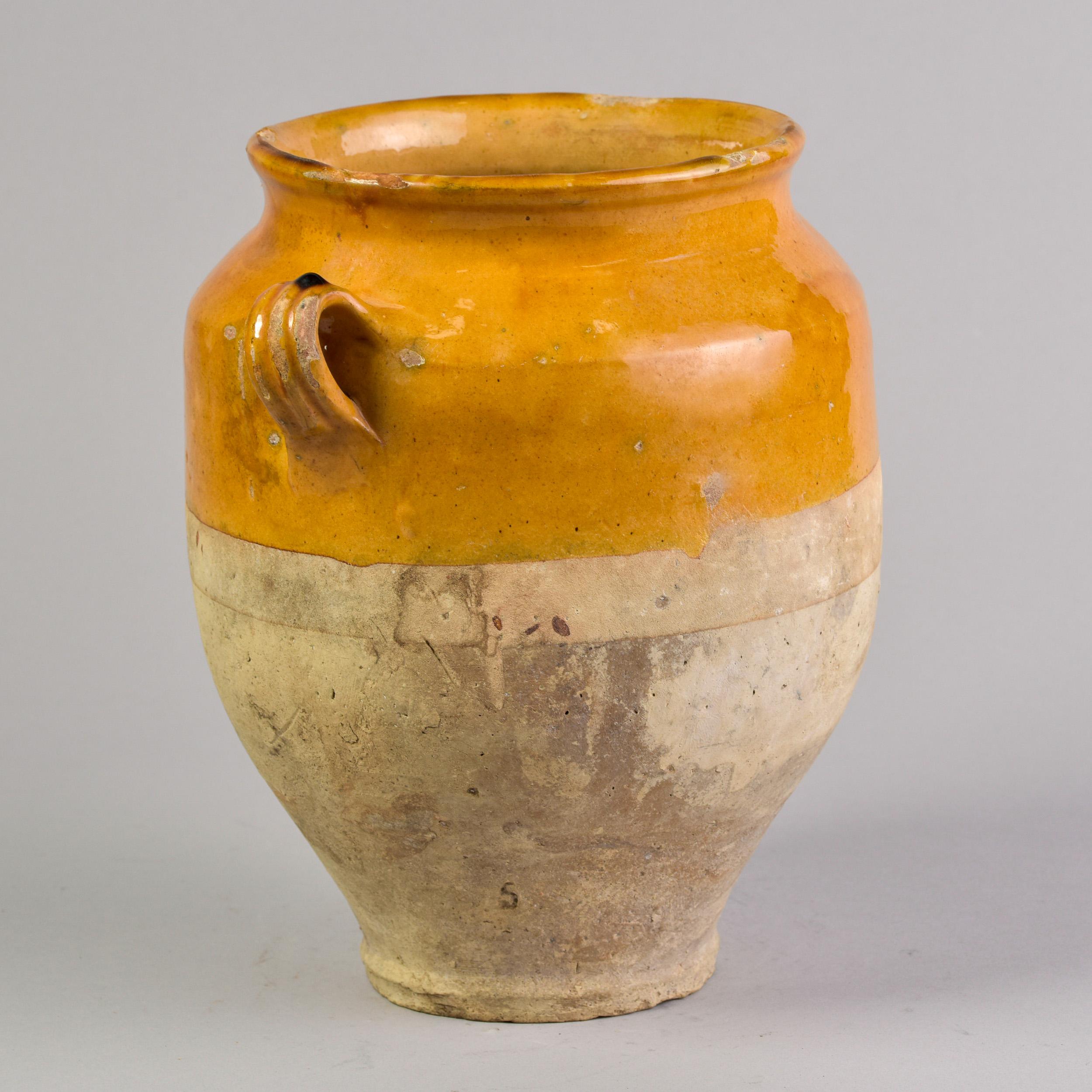 Frühes 20. Jahrhundert Französisch Senf glasiert Confit Glas mit Griffen im Zustand „Gut“ im Angebot in Troy, MI