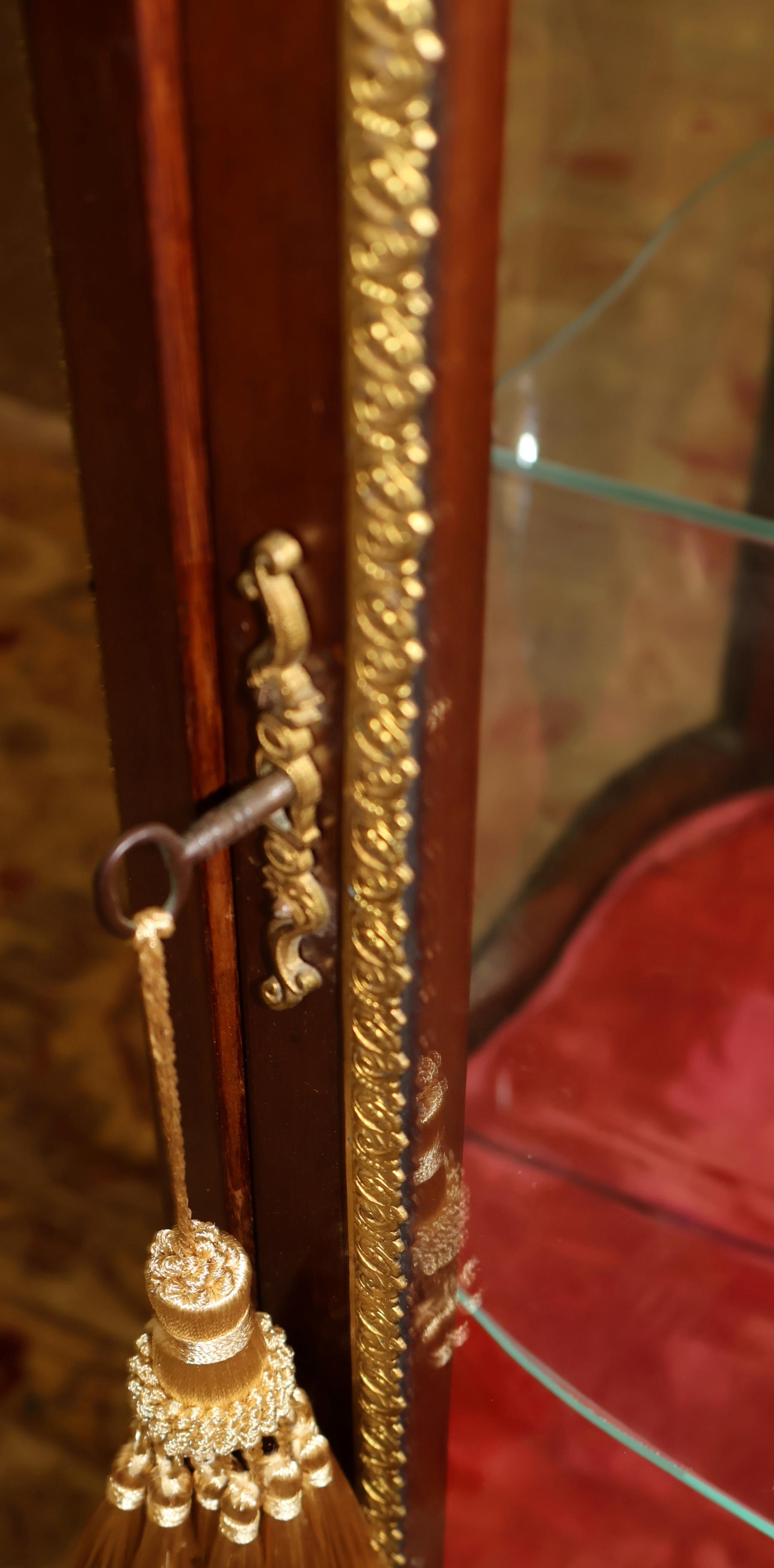 Early 20th Century French Napoleon III Marble Top China Curio Cabinet Vitrine in vendita 7