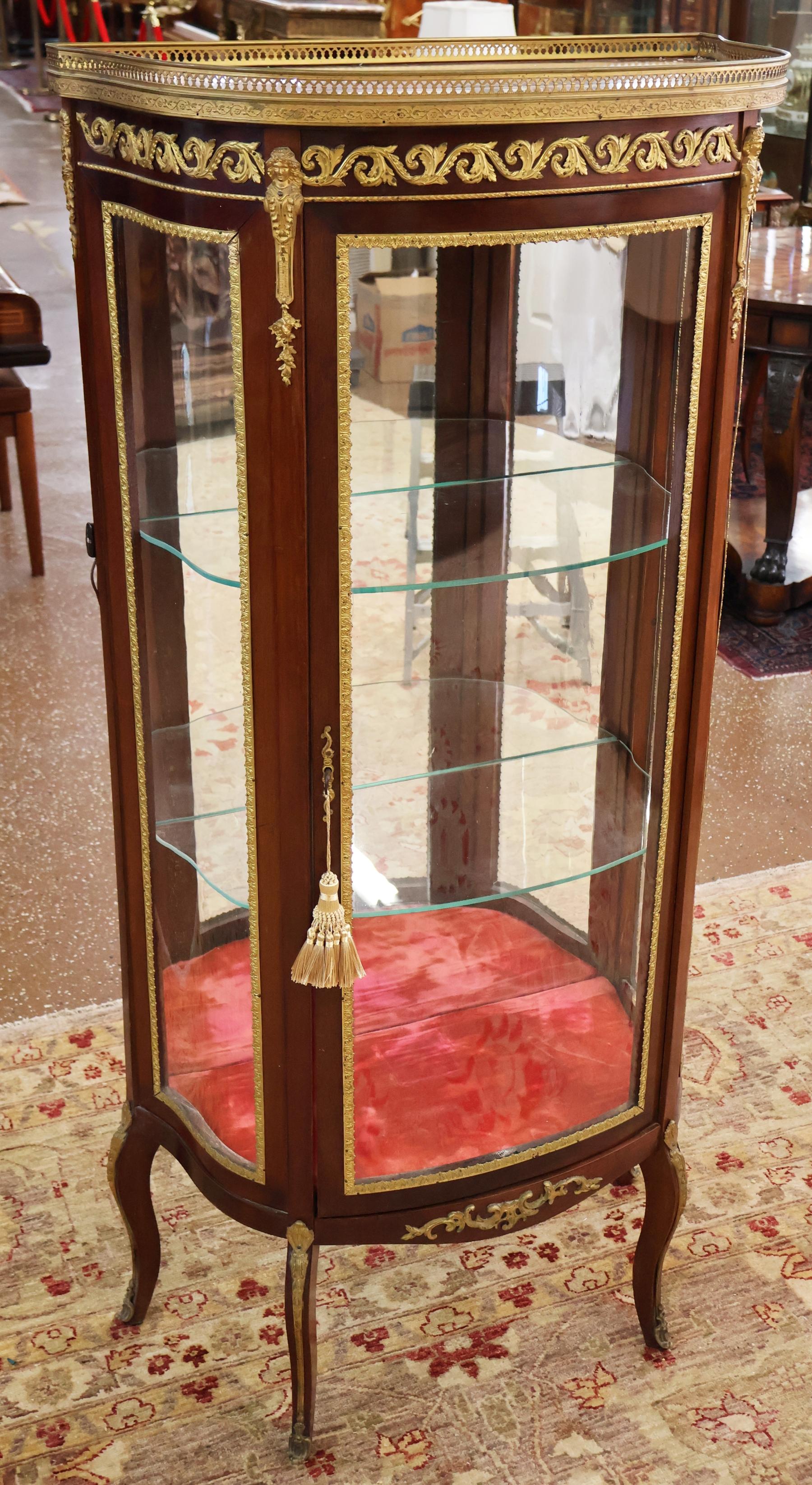 Napoleone III Early 20th Century French Napoleon III Marble Top China Curio Cabinet Vitrine in vendita