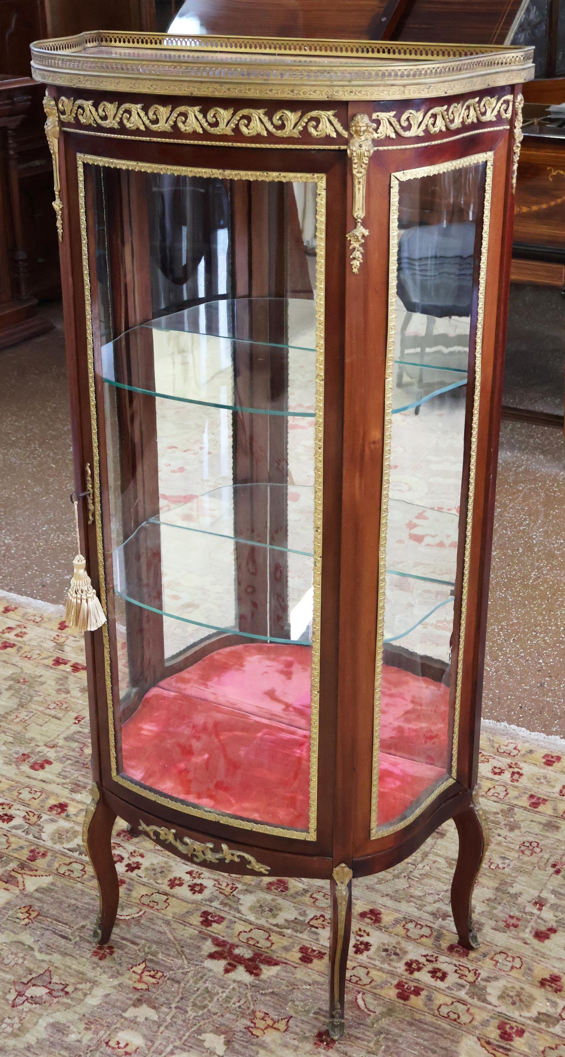 Francese Early 20th Century French Napoleon III Marble Top China Curio Cabinet Vitrine in vendita