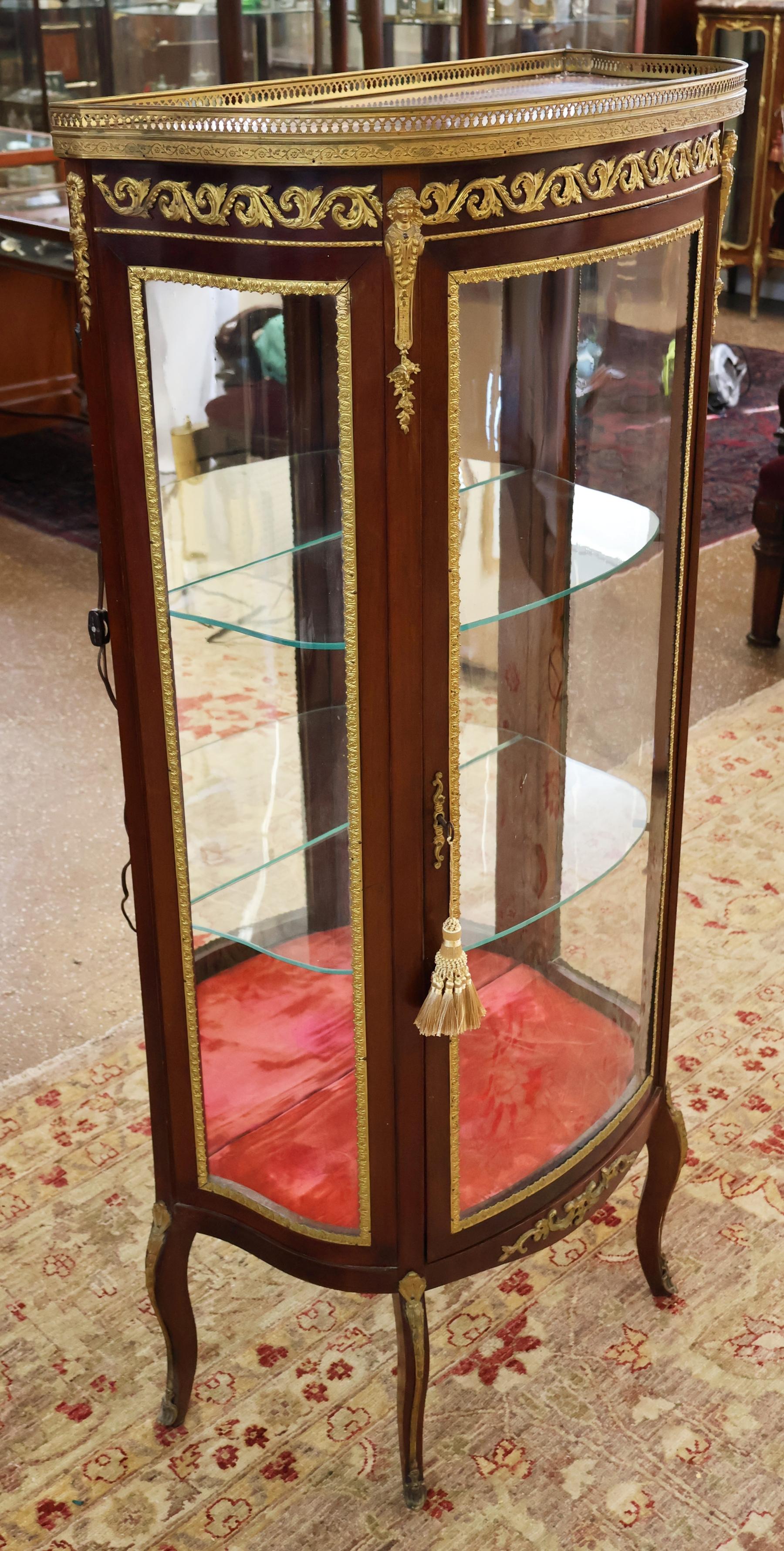 Inizio XX secolo Early 20th Century French Napoleon III Marble Top China Curio Cabinet Vitrine in vendita