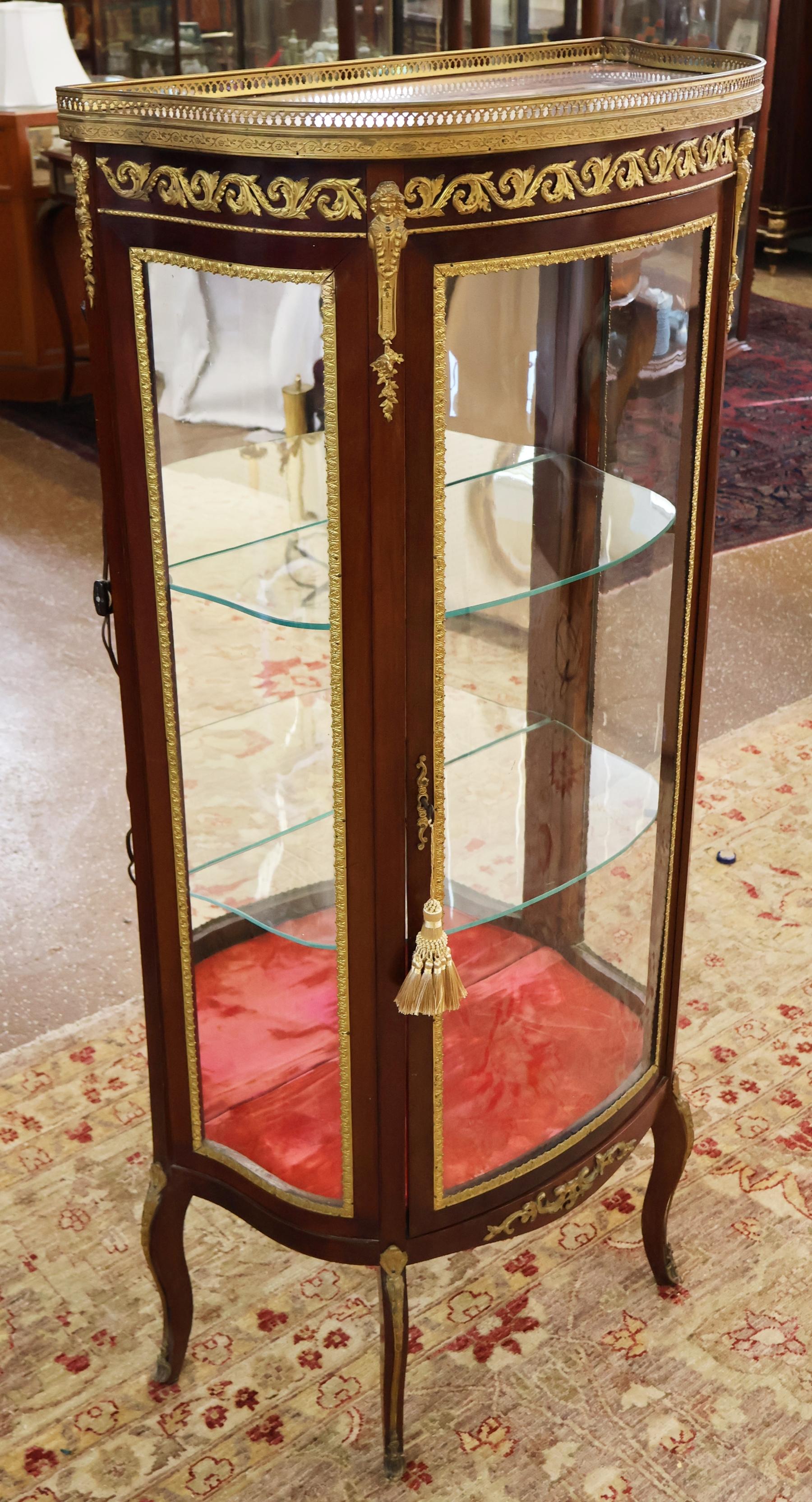 Mogano Early 20th Century French Napoleon III Marble Top China Curio Cabinet Vitrine in vendita