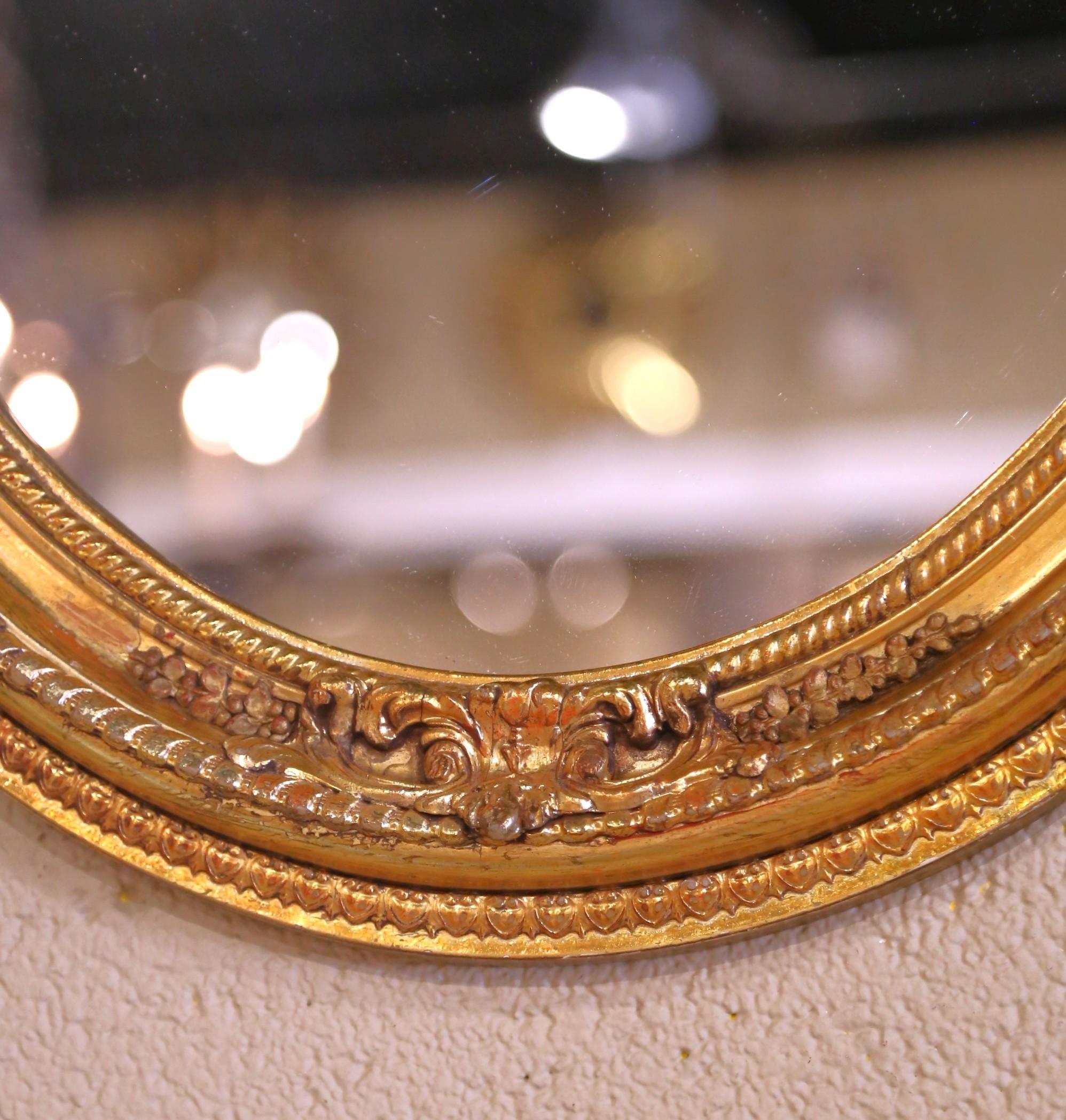 Francese Specchio da parete ovale in legno dorato intagliato dei primi del Novecento in Francia, stile Napoleone III in vendita