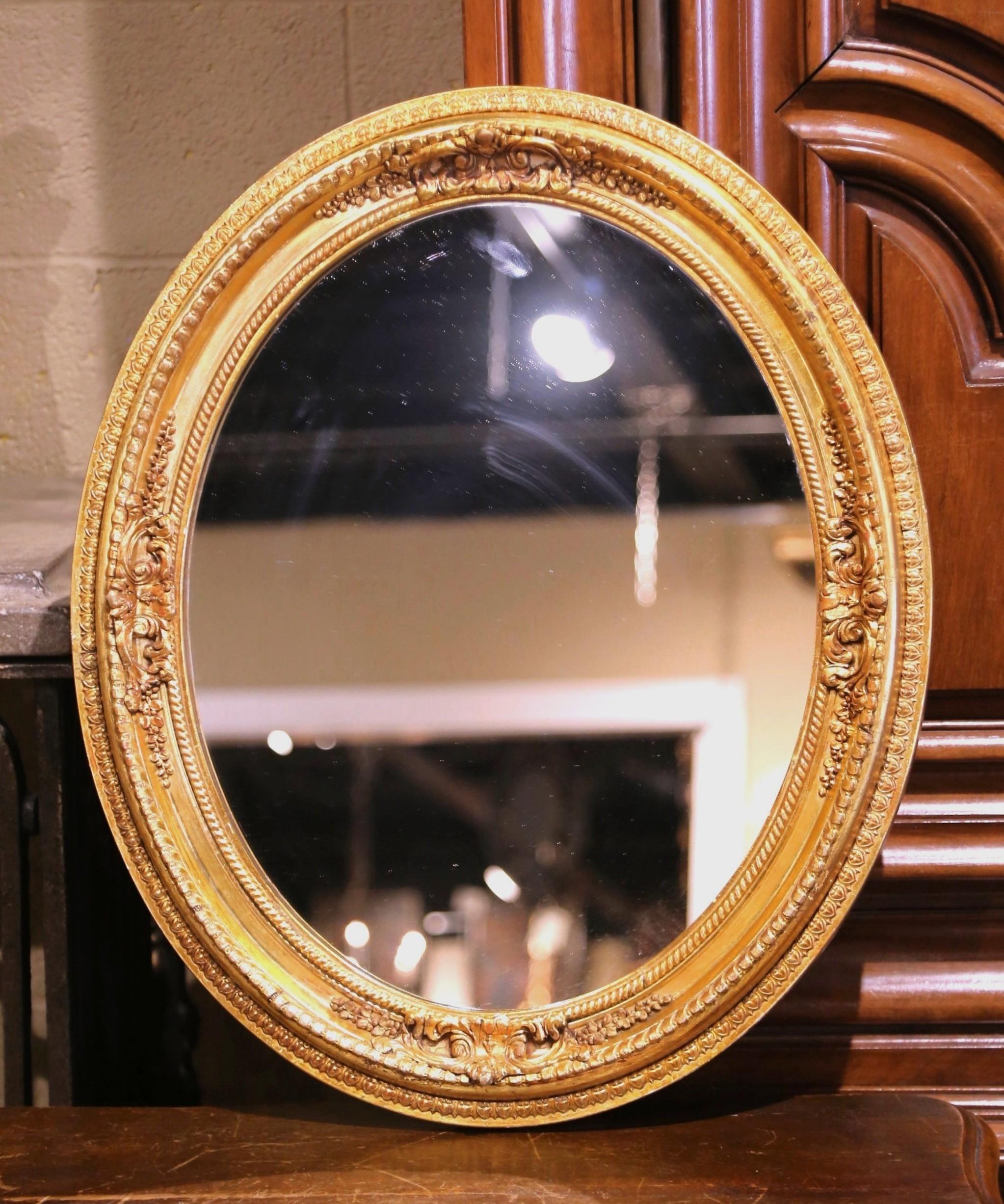 Intagliato a mano Specchio da parete ovale in legno dorato intagliato dei primi del Novecento in Francia, stile Napoleone III in vendita