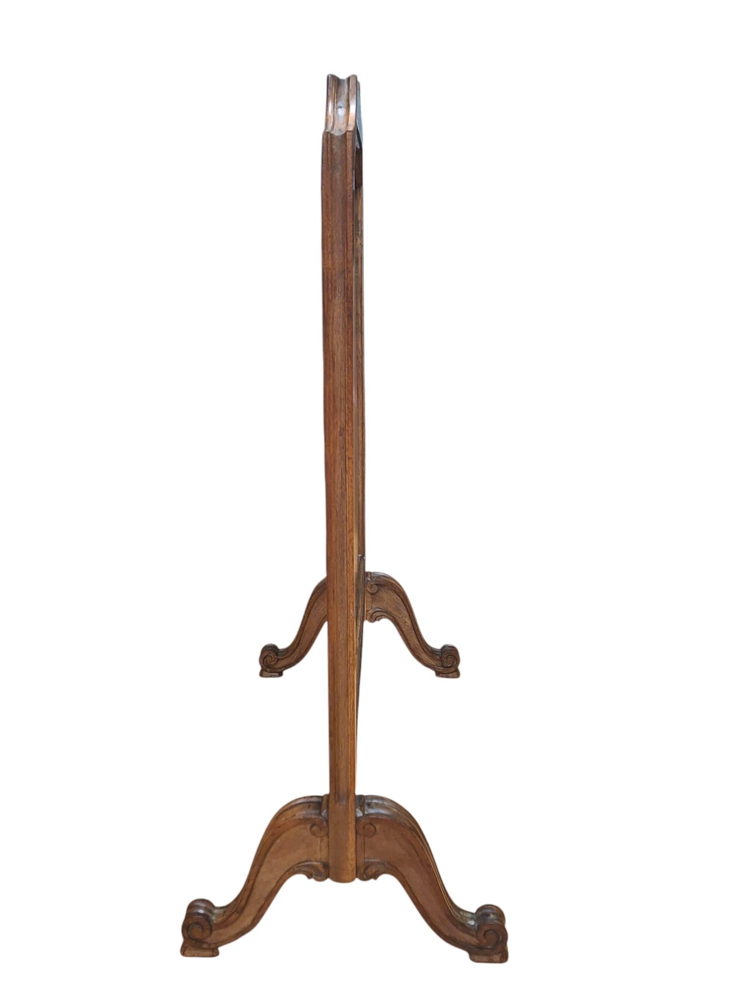 Paravento per camino dell'inizio del XX secolo con arazzo ad ago francese in stile aubusson con uccelli e fiori.  Struttura e gambe in Oak Oak intagliate a mano in stile provinciale francese.

29,25