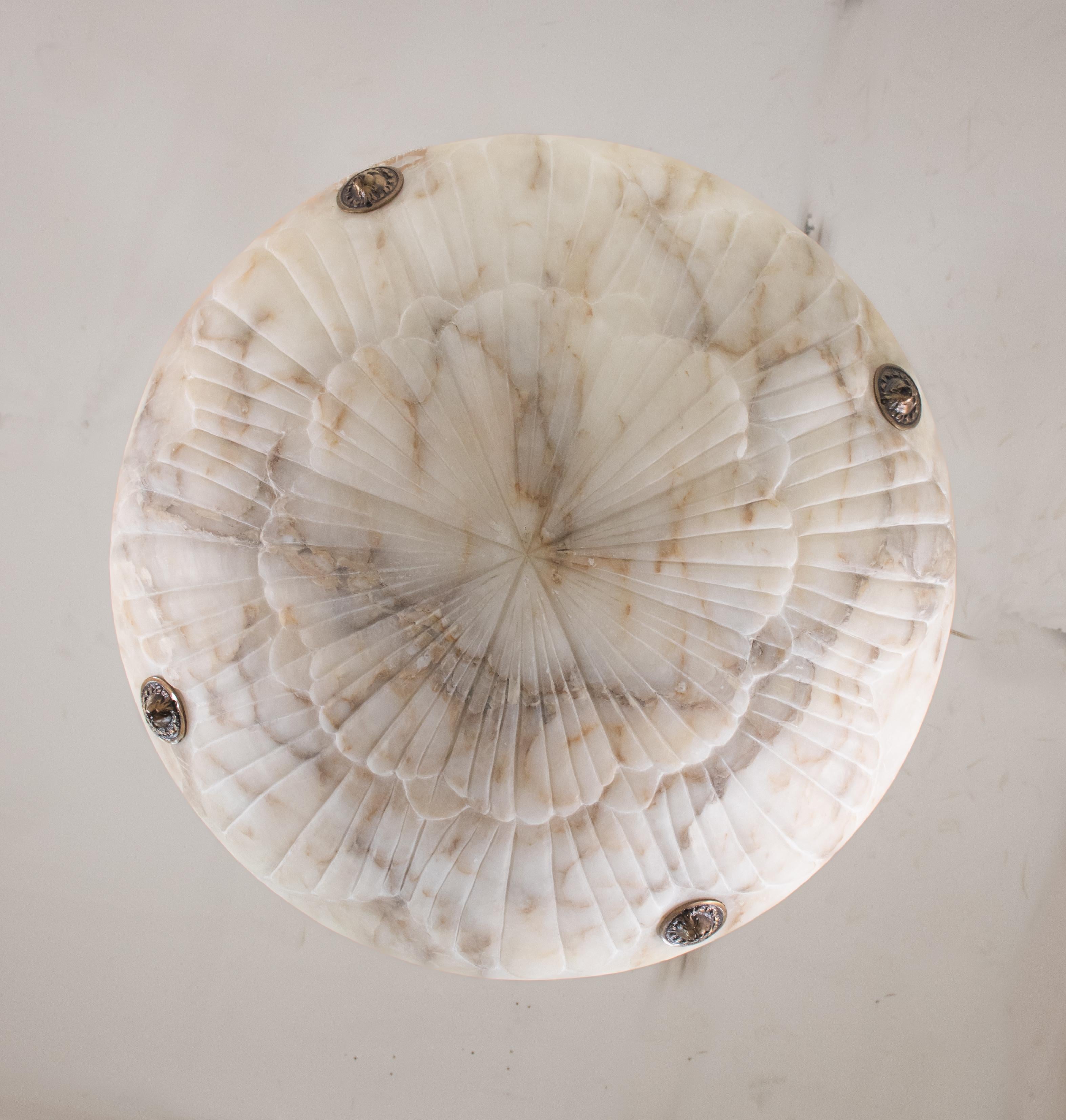 Lampadario a sospensione in alabastro e bronzo neoclassico francese dei primi del Novecento in vendita 3