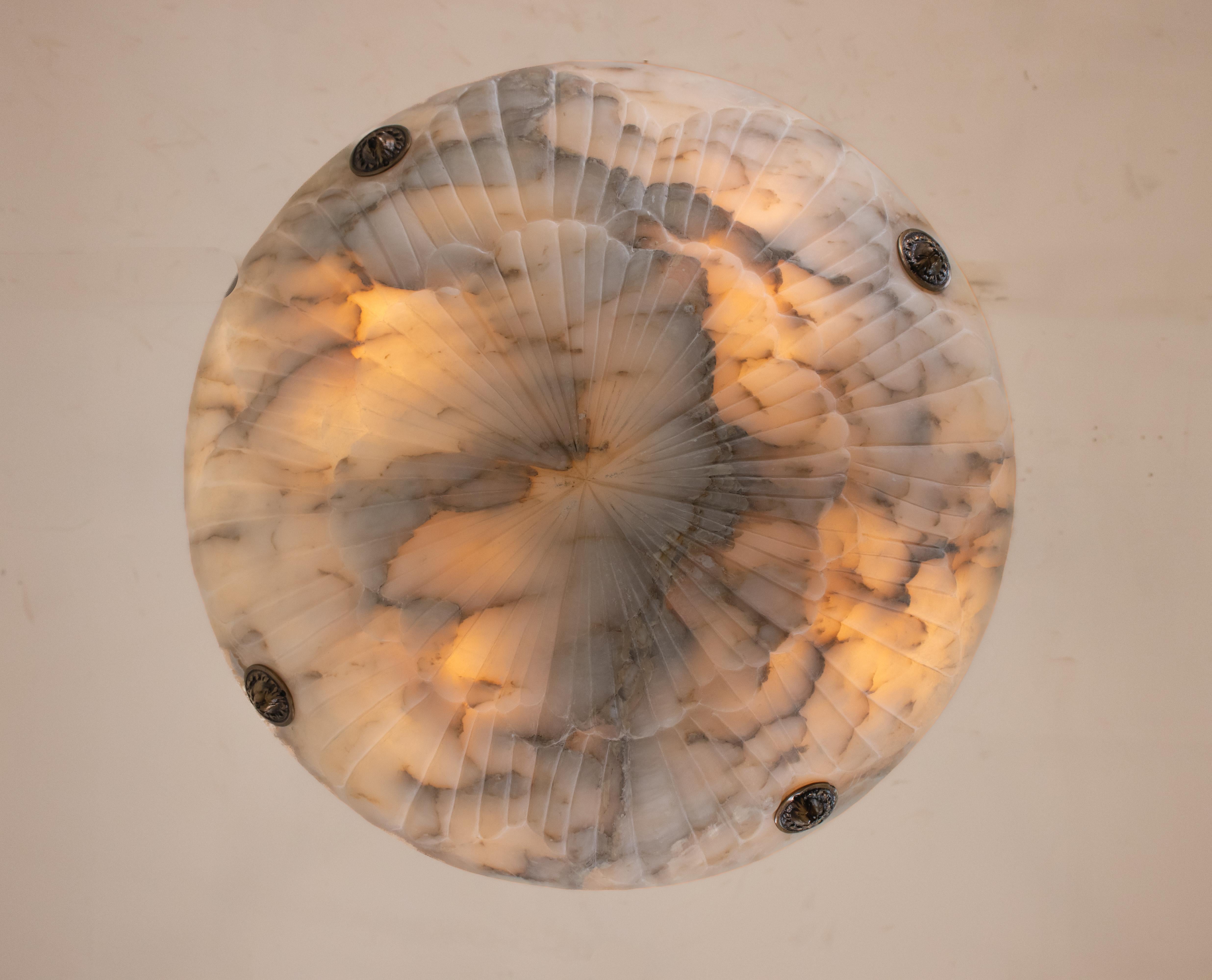 Lampadario a sospensione in alabastro e bronzo neoclassico francese dei primi del Novecento in vendita 4