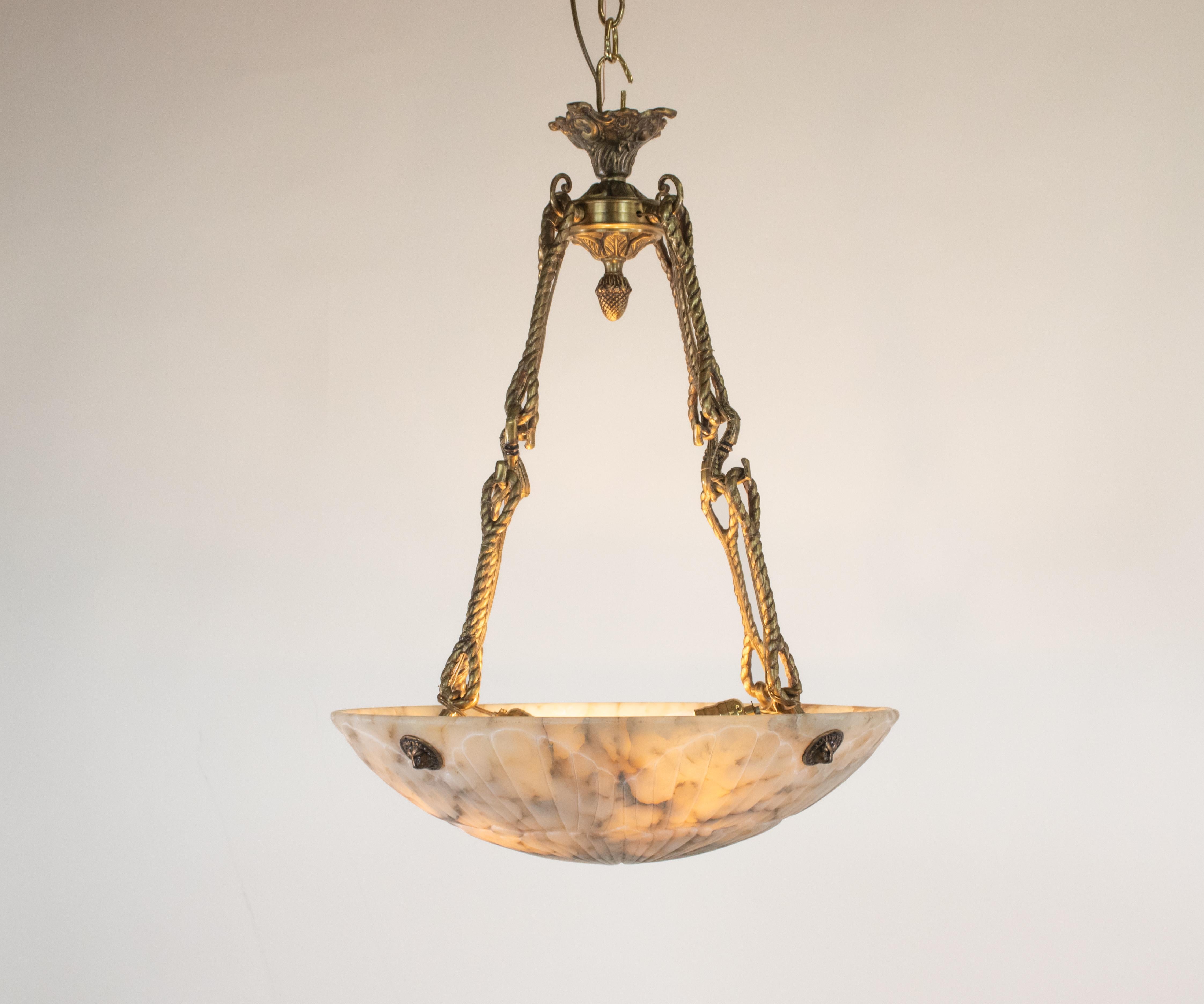 Si tratta di un bellissimo lampadario in alabastro e bronzo unico nel suo genere, realizzato in stile neoclassico. Lo stile neoclassico era caratterizzato da grandiosità, simmetria e simboli della Grecia antica. Ha avuto origine all'inizio del XVIII