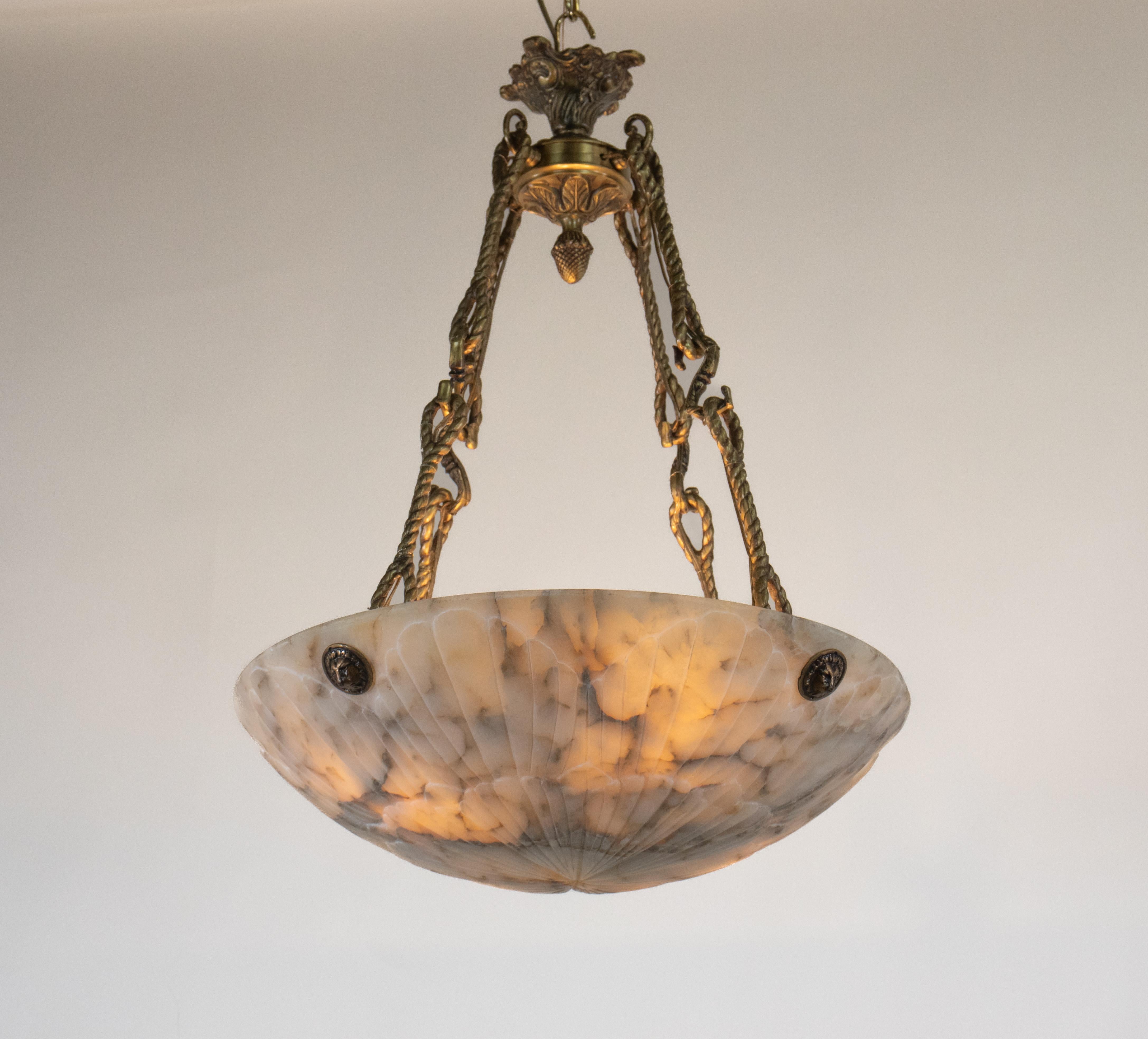 Francese Lampadario a sospensione in alabastro e bronzo neoclassico francese dei primi del Novecento in vendita