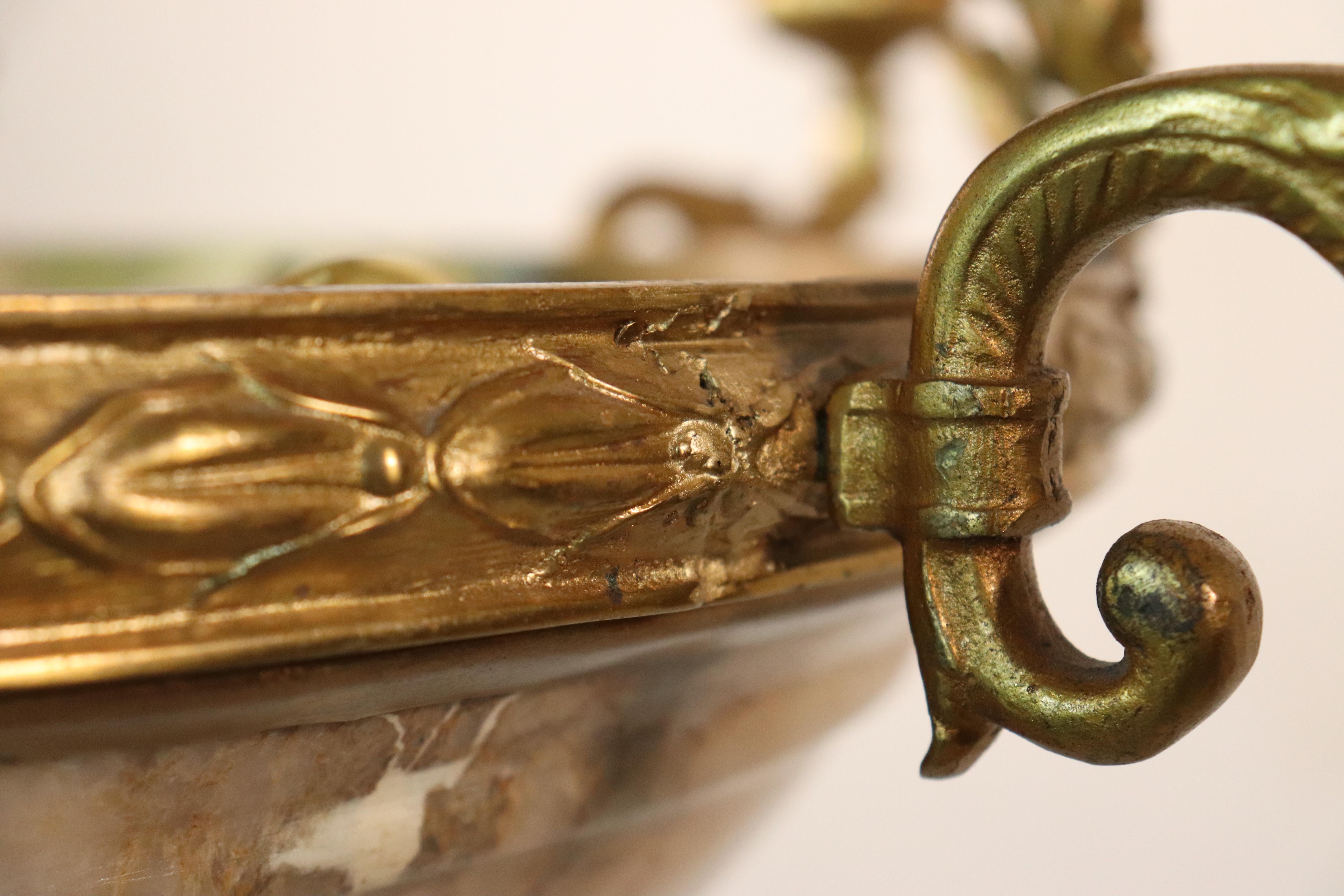 Lampadario neoclassico francese in bronzo dorato e alabastro dei primi del Novecento in vendita 2