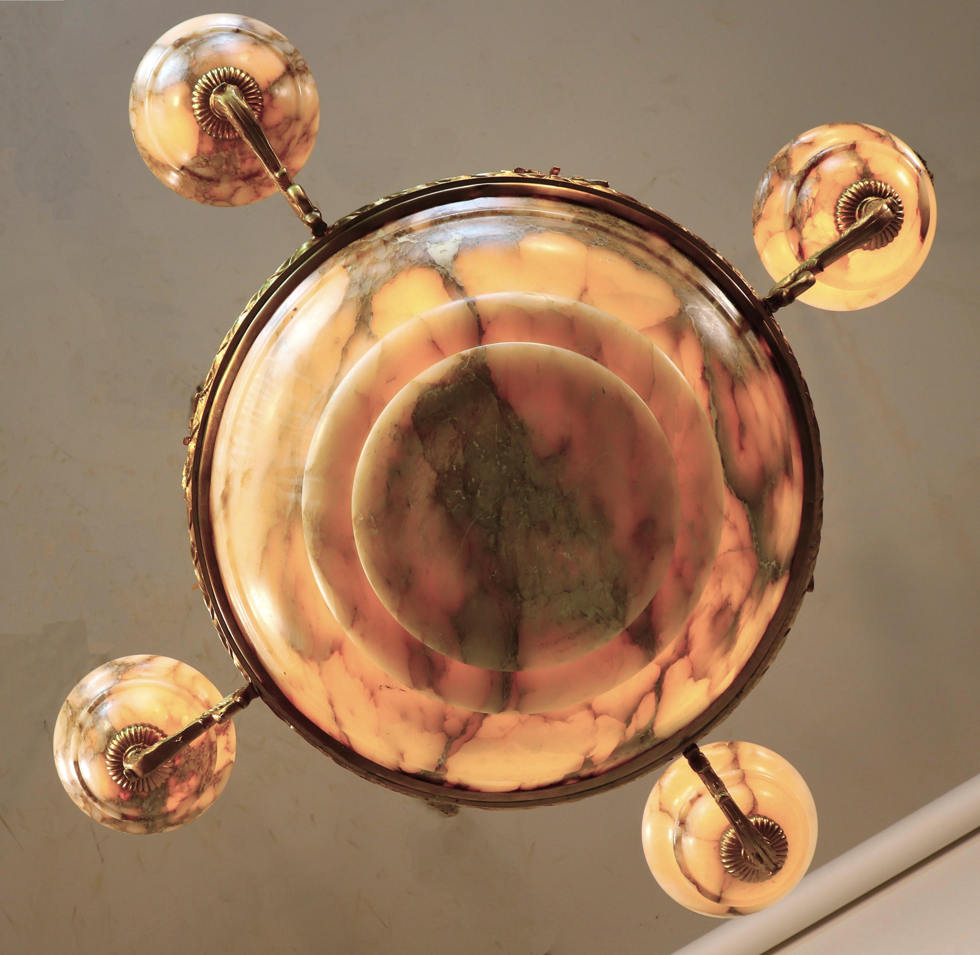 Lampadario neoclassico francese in bronzo dorato e alabastro dei primi del Novecento in vendita 3