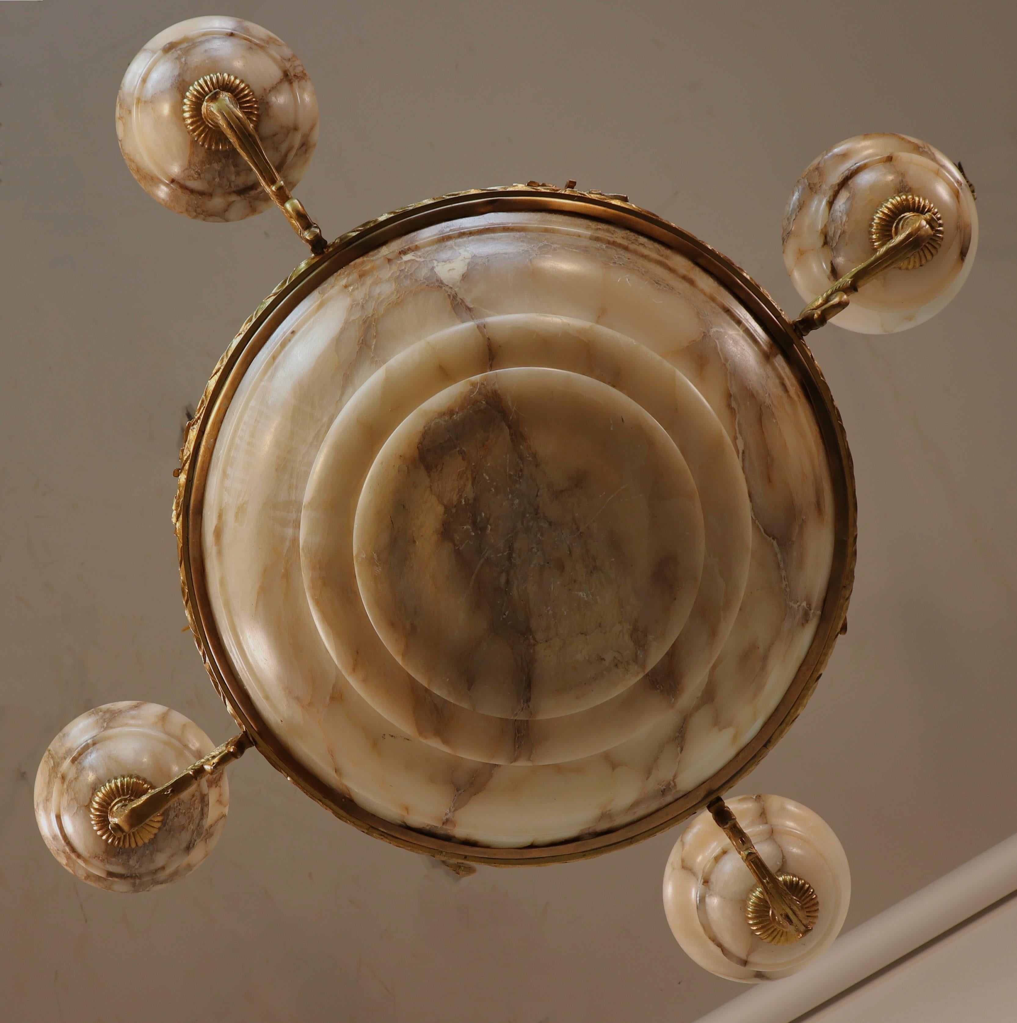 Lampadario neoclassico francese in bronzo dorato e alabastro dei primi del Novecento in vendita 4