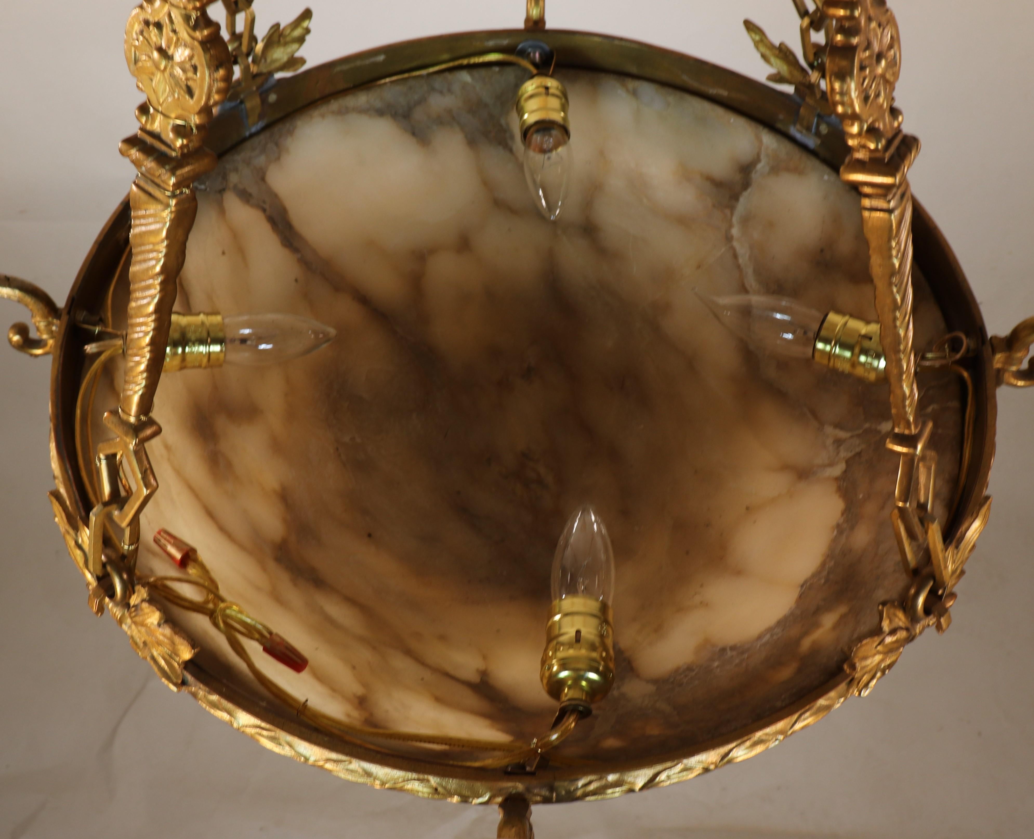 Lampadario neoclassico francese in bronzo dorato e alabastro dei primi del Novecento in vendita 5