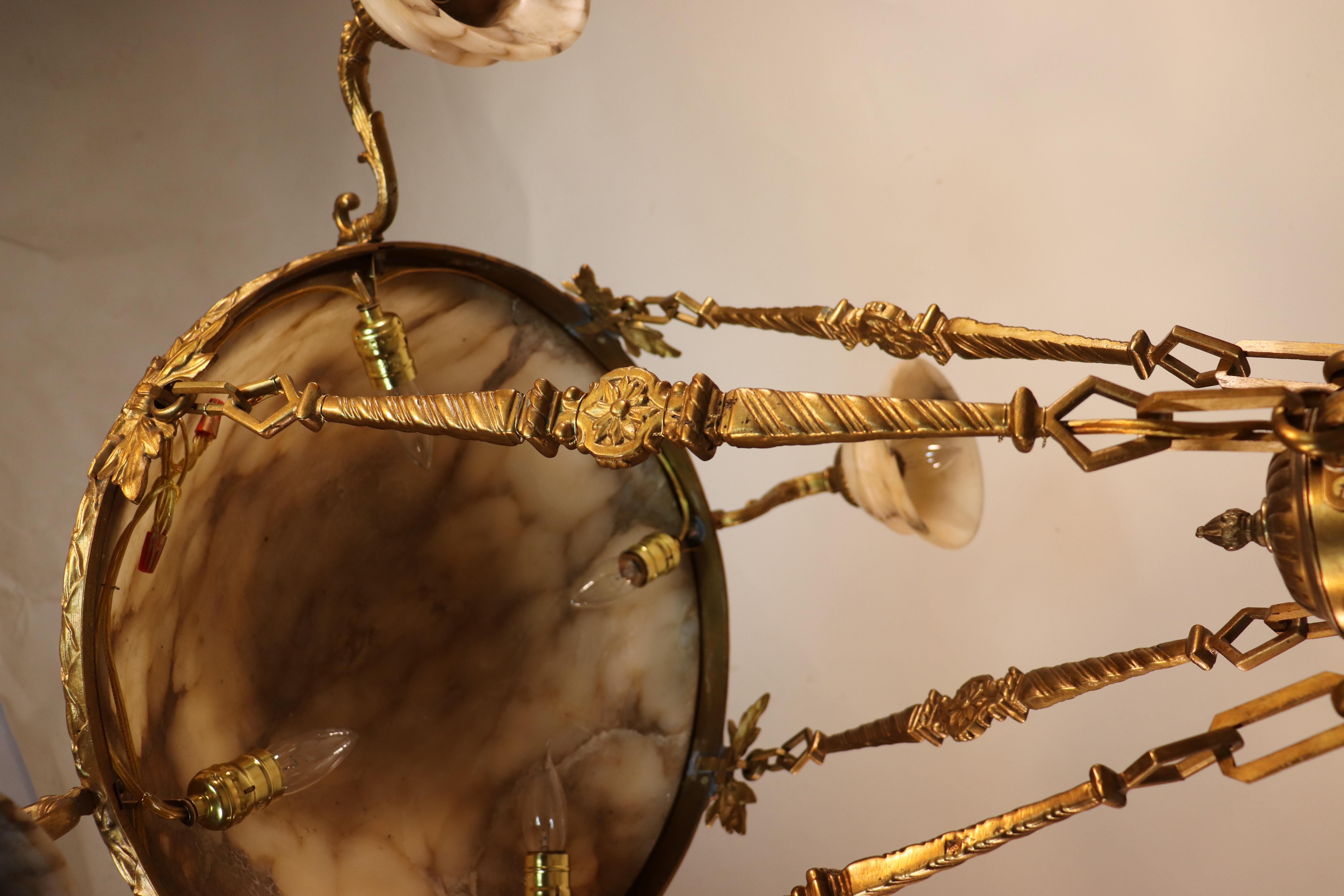 Lampadario neoclassico francese in bronzo dorato e alabastro dei primi del Novecento in vendita 6