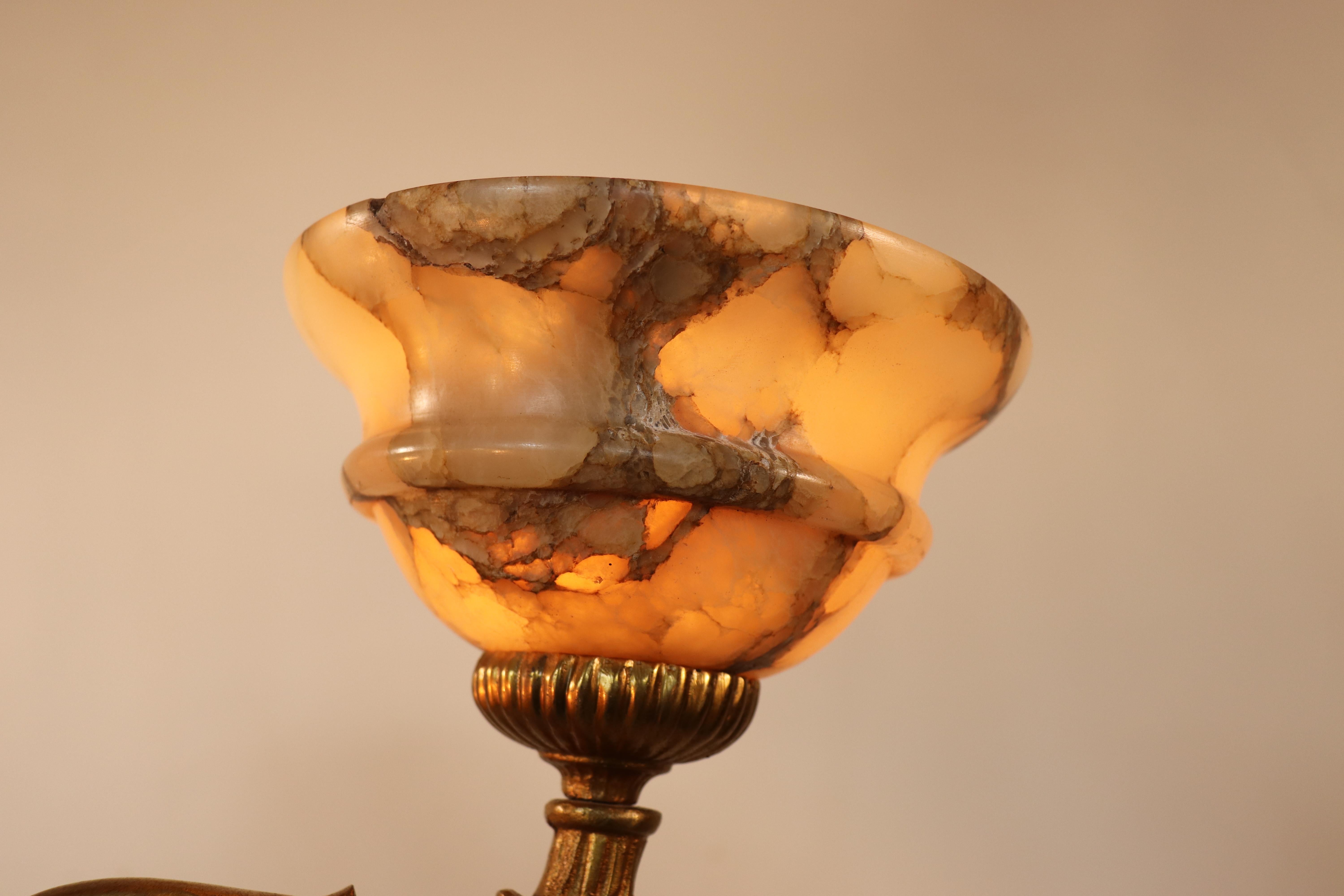 Lampadario neoclassico francese in bronzo dorato e alabastro dei primi del Novecento in vendita 7