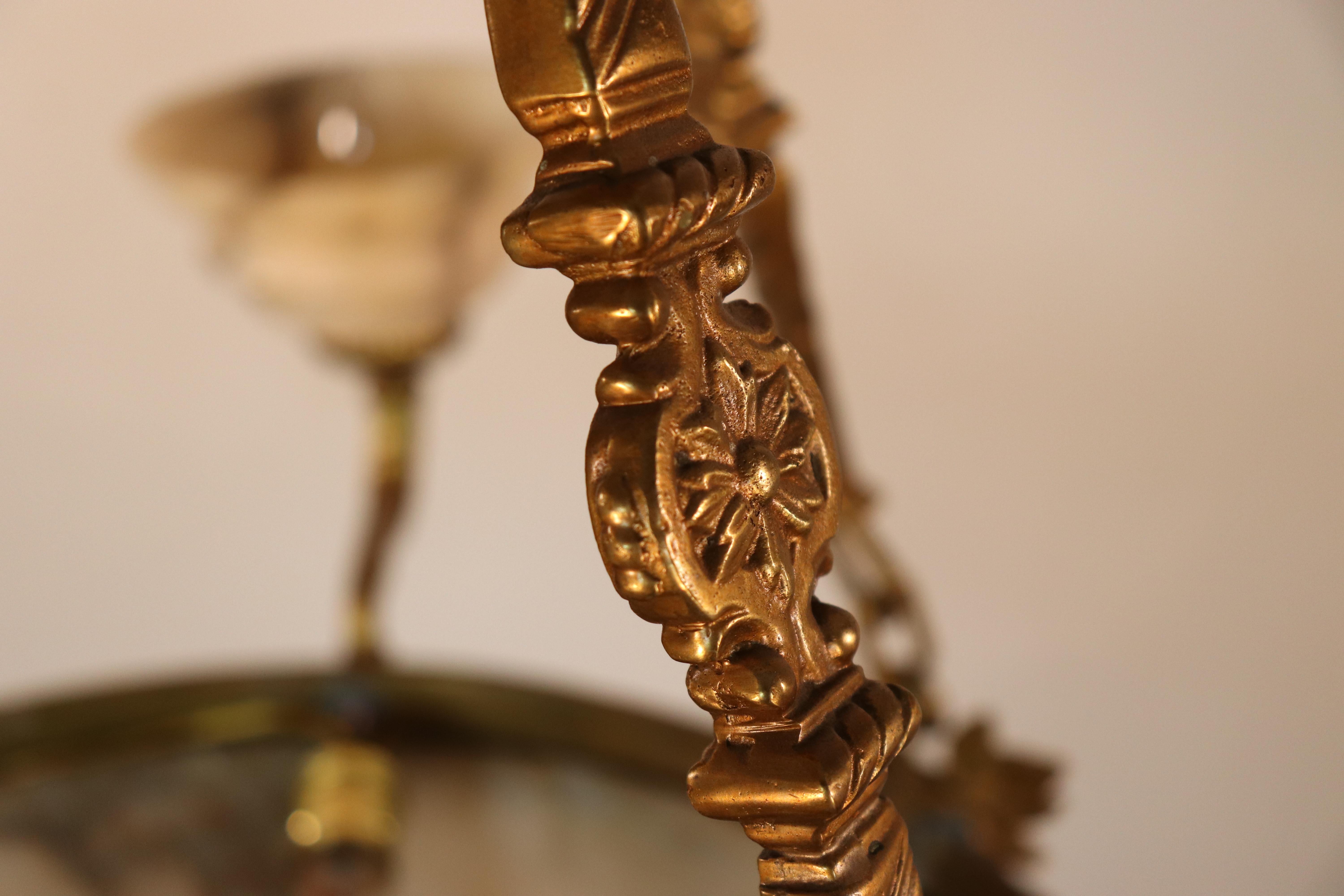 Lampadario neoclassico francese in bronzo dorato e alabastro dei primi del Novecento in vendita 10