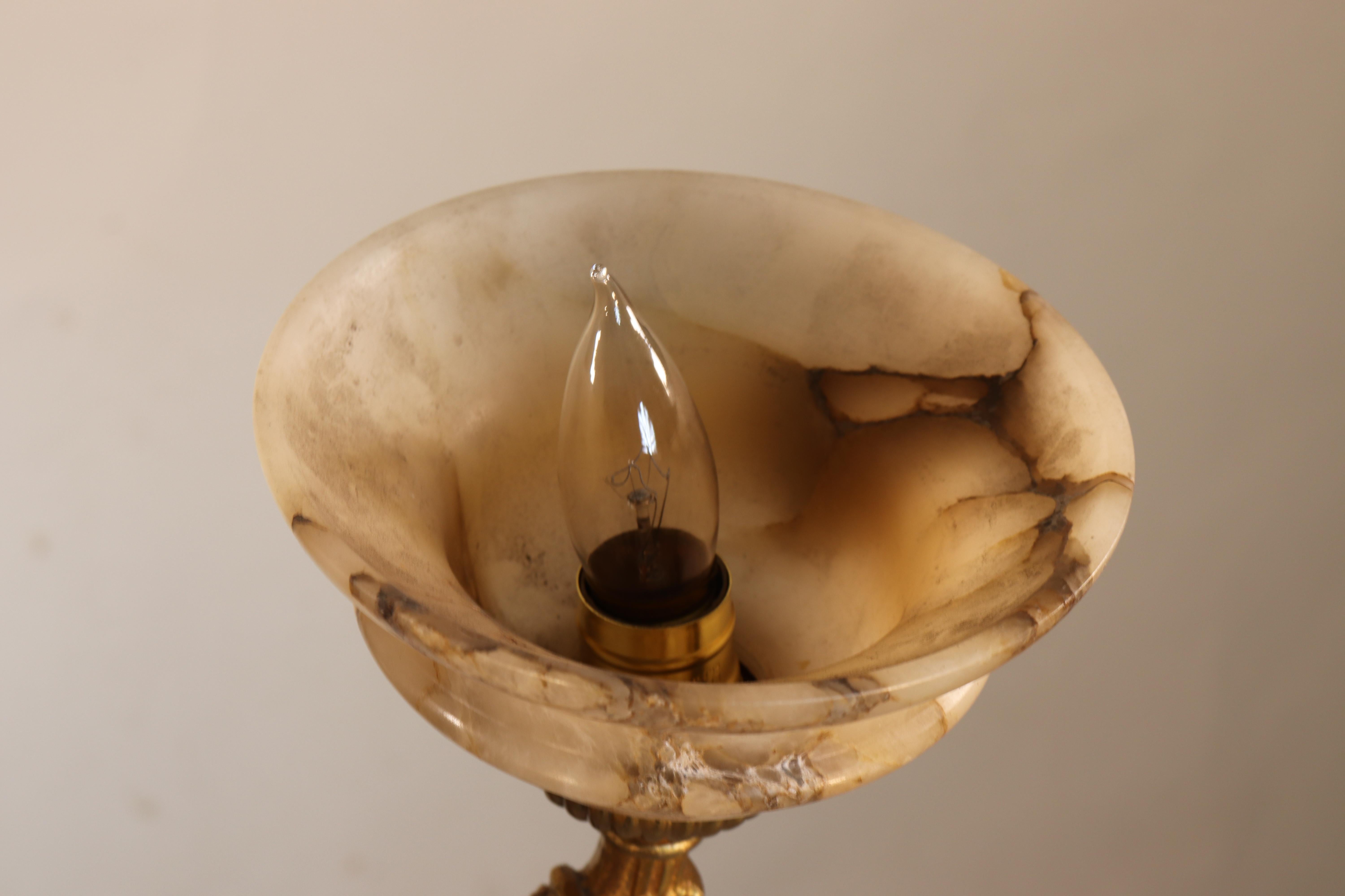 Lampadario neoclassico francese in bronzo dorato e alabastro dei primi del Novecento in vendita 12