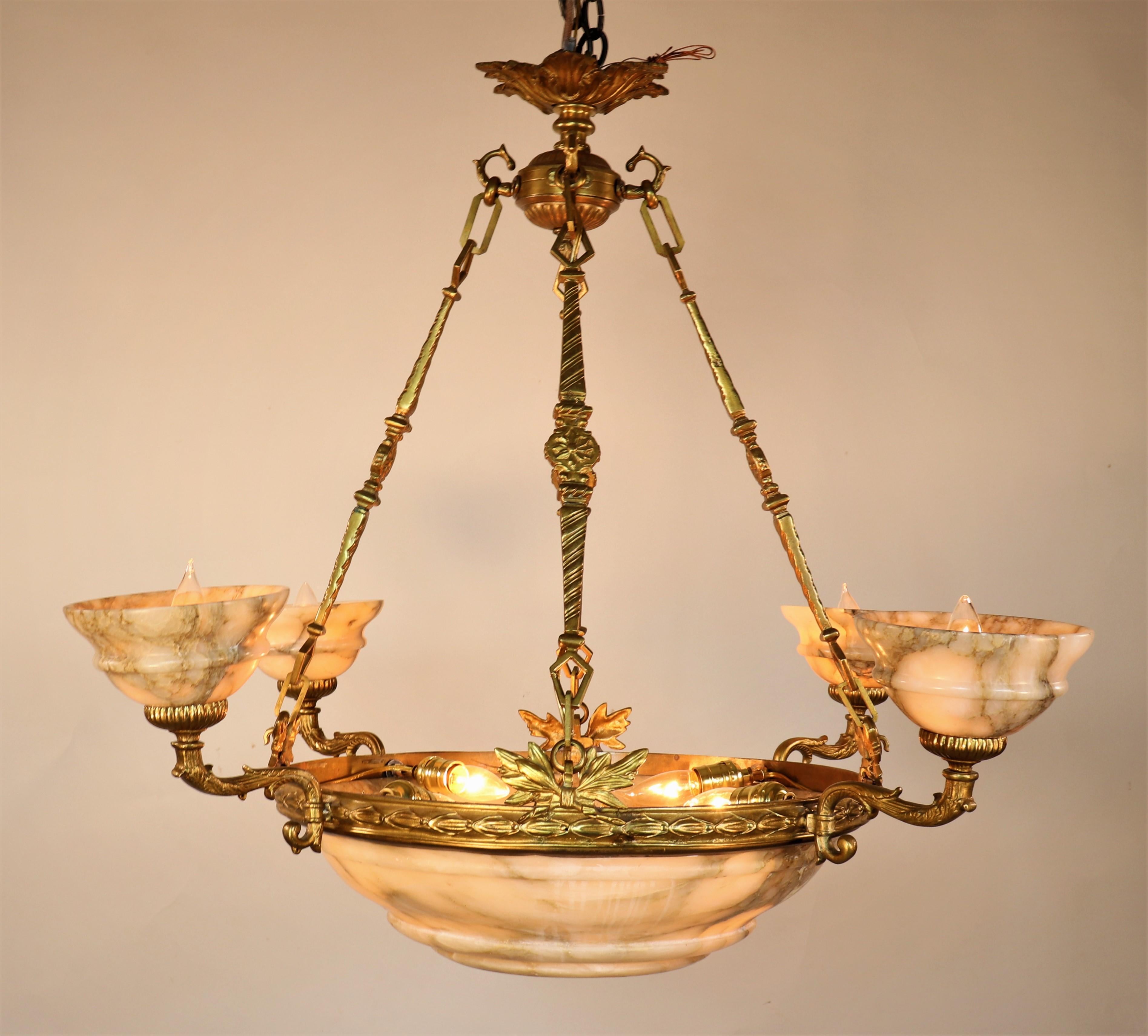 Neoclassico Lampadario neoclassico francese in bronzo dorato e alabastro dei primi del Novecento in vendita