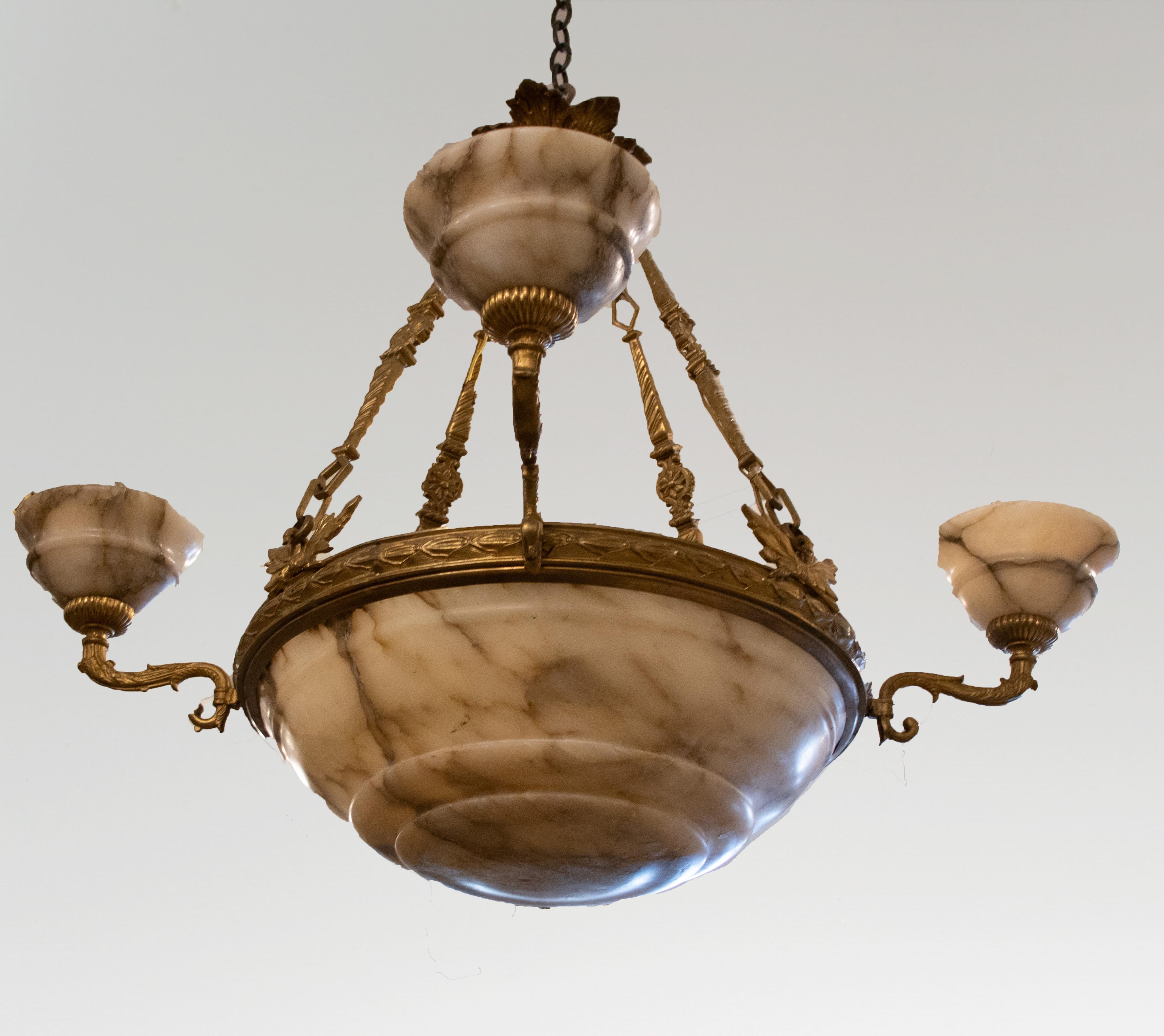 Francese Lampadario neoclassico francese in bronzo dorato e alabastro dei primi del Novecento in vendita