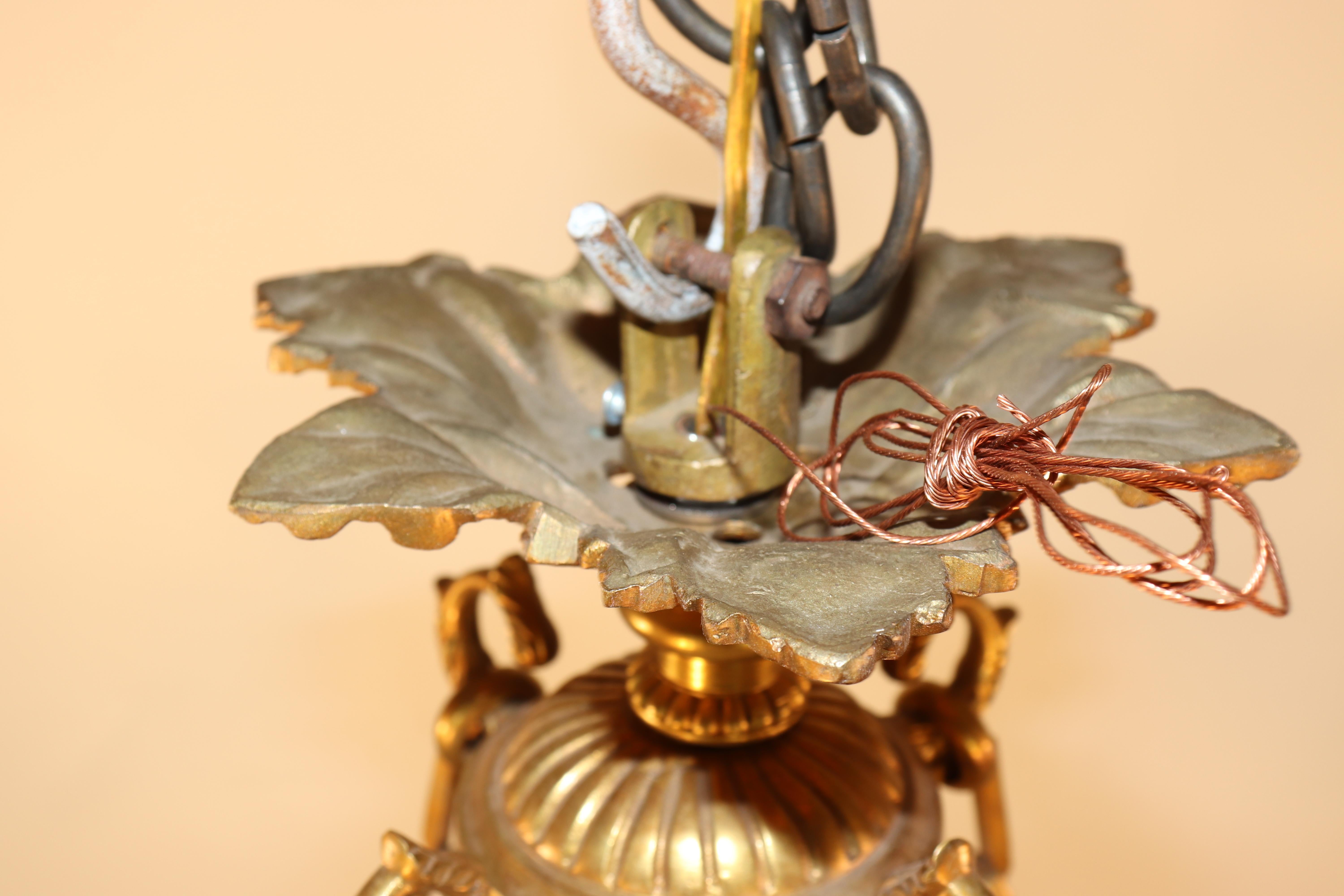 Dorato Lampadario neoclassico francese in bronzo dorato e alabastro dei primi del Novecento in vendita