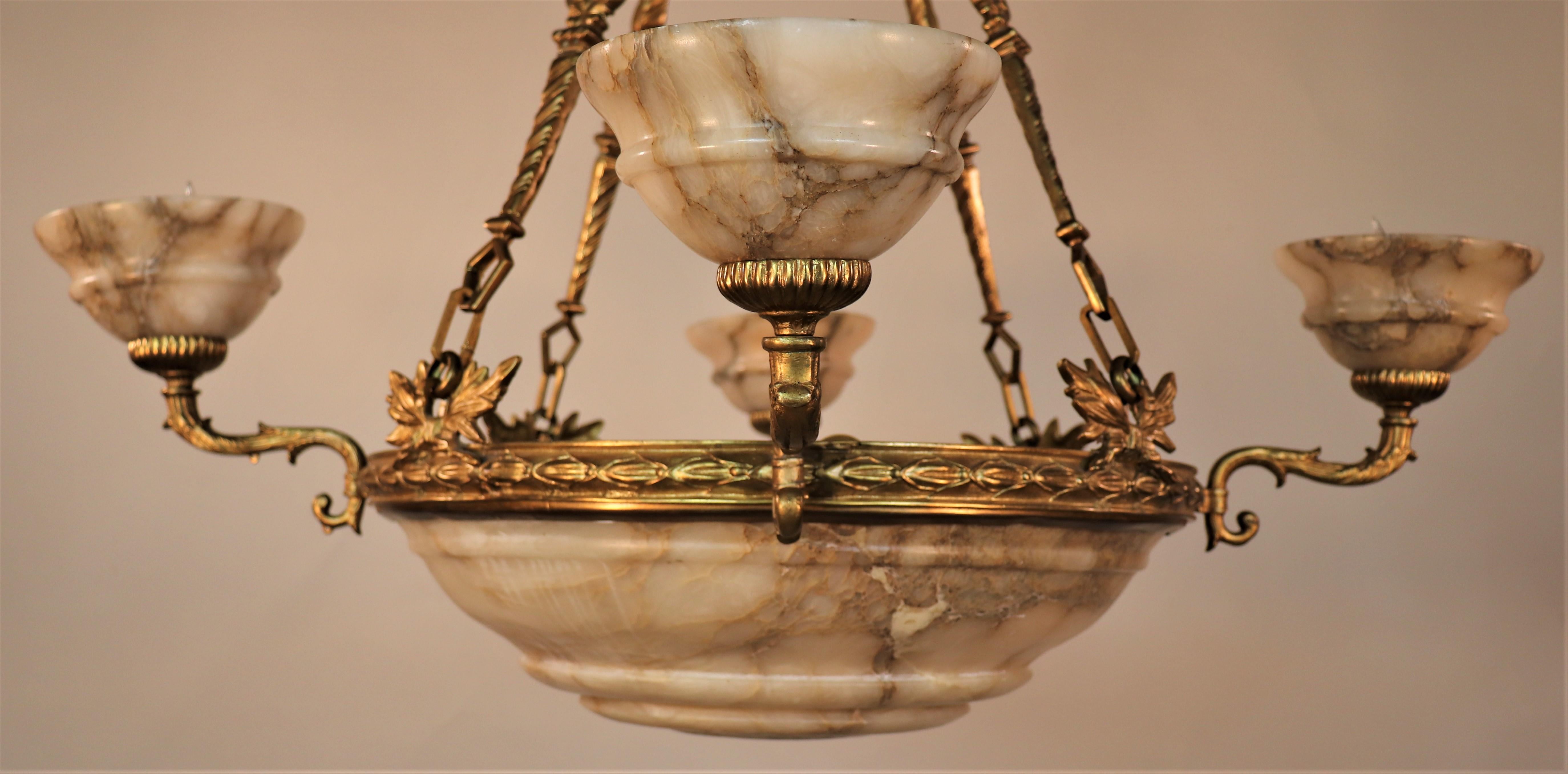 Lampadario neoclassico francese in bronzo dorato e alabastro dei primi del Novecento In condizioni buone in vendita a Chicago, IL