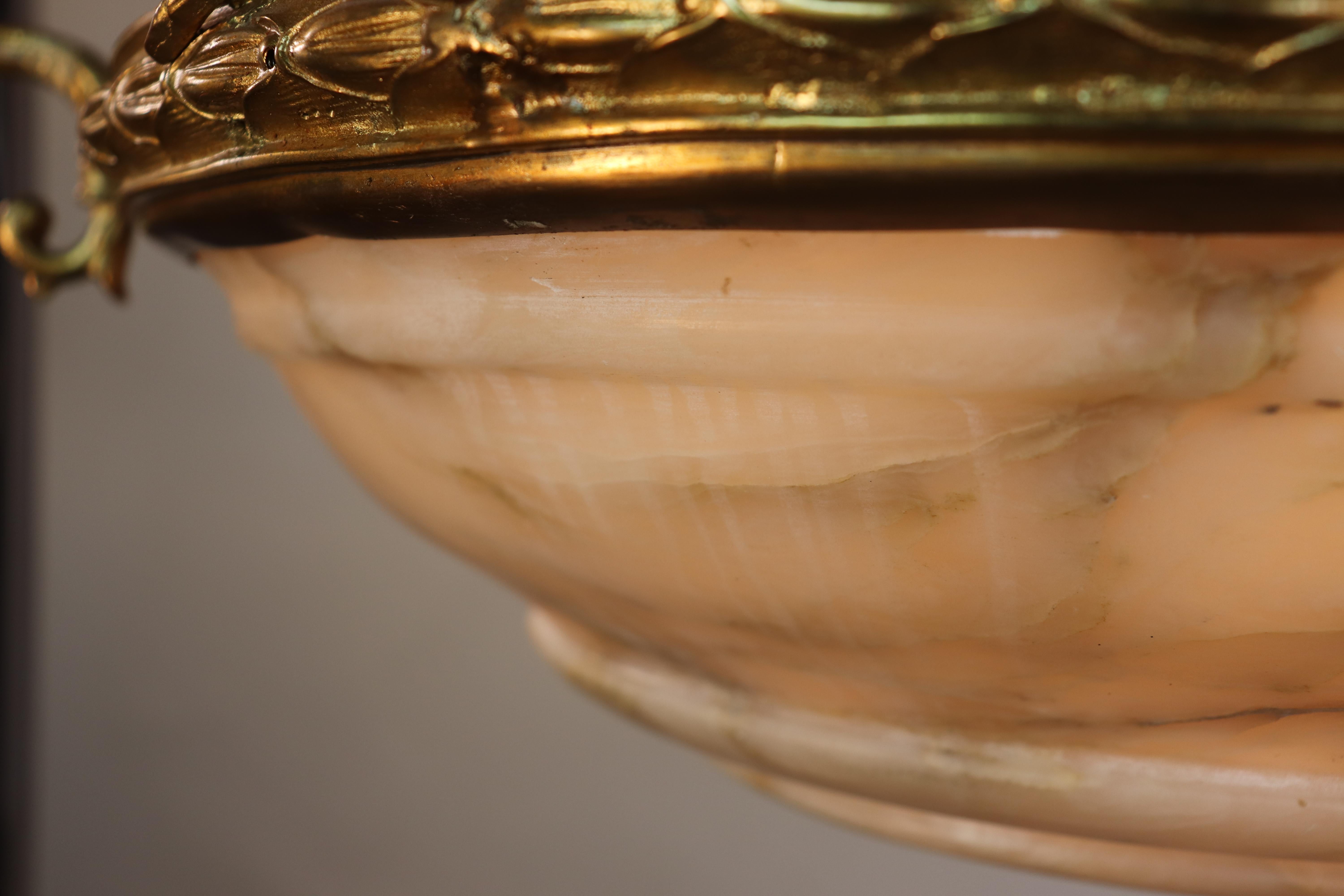 XX secolo Lampadario neoclassico francese in bronzo dorato e alabastro dei primi del Novecento in vendita