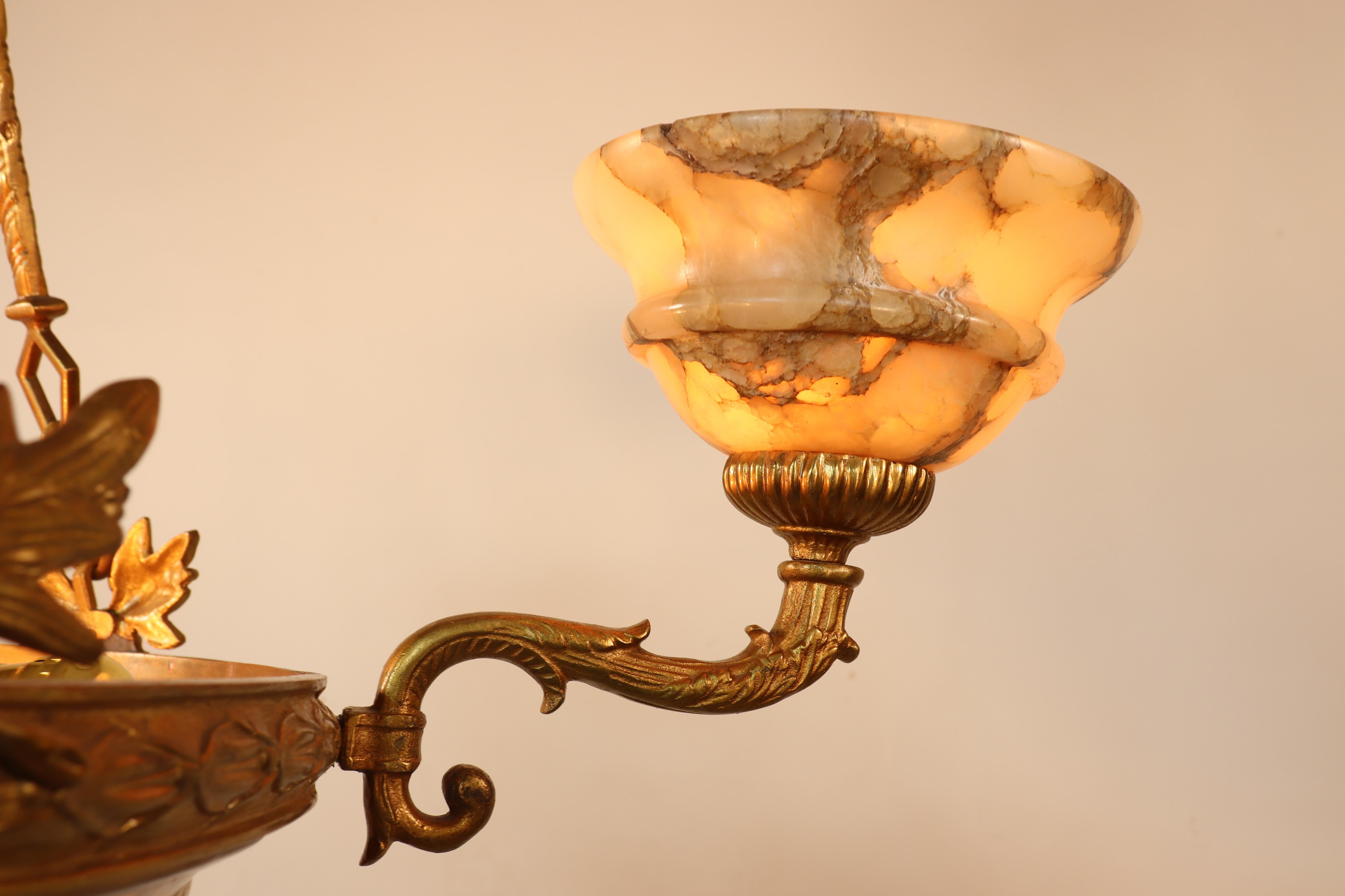 Bronzo Lampadario neoclassico francese in bronzo dorato e alabastro dei primi del Novecento in vendita