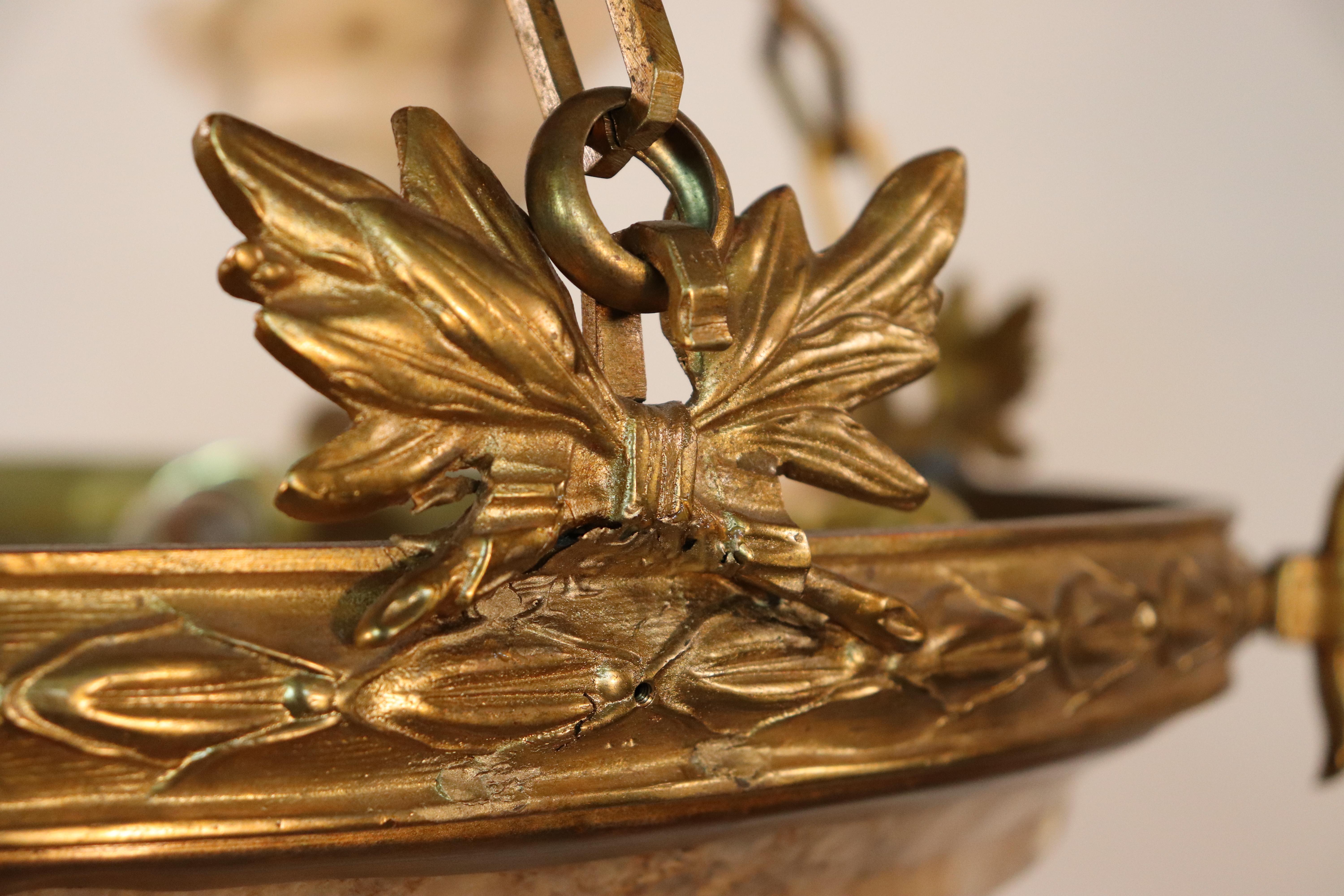Lampadario neoclassico francese in bronzo dorato e alabastro dei primi del Novecento in vendita 1