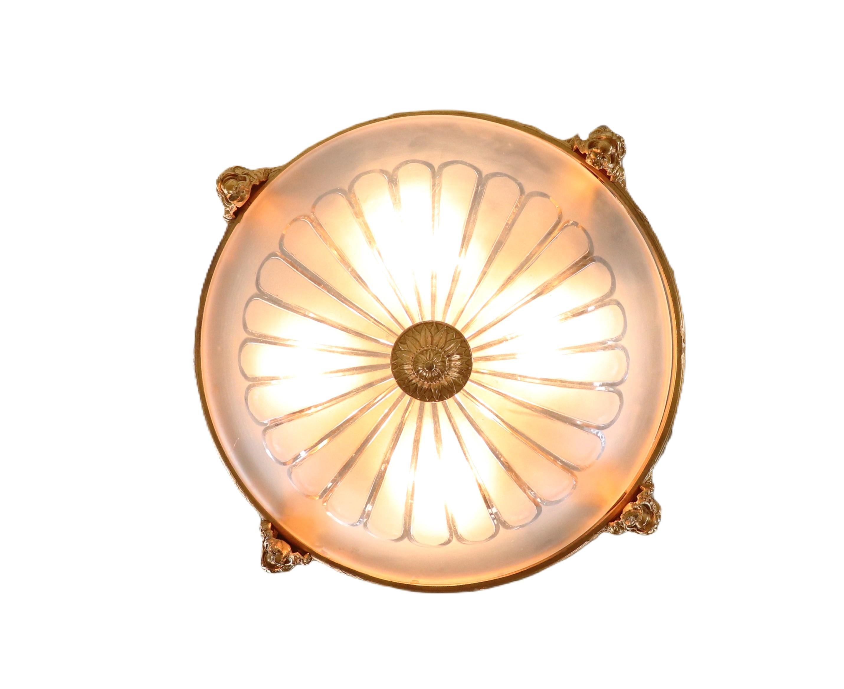 Lustre pendentif néoclassique français du début du XXe siècle en bronze doré et verre en vente 4