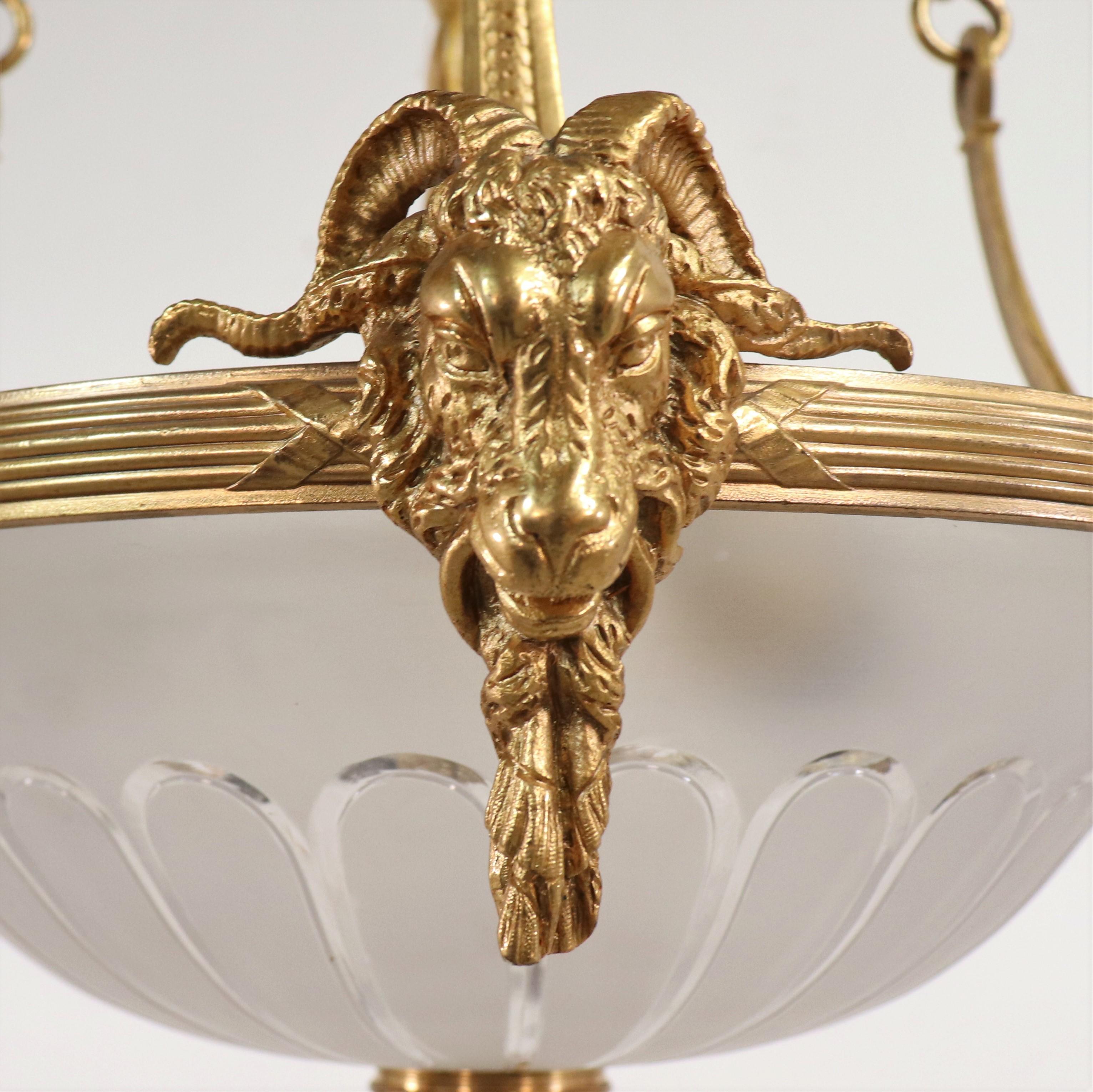 Lustre pendentif néoclassique français du début du XXe siècle en bronze doré et verre en vente 6