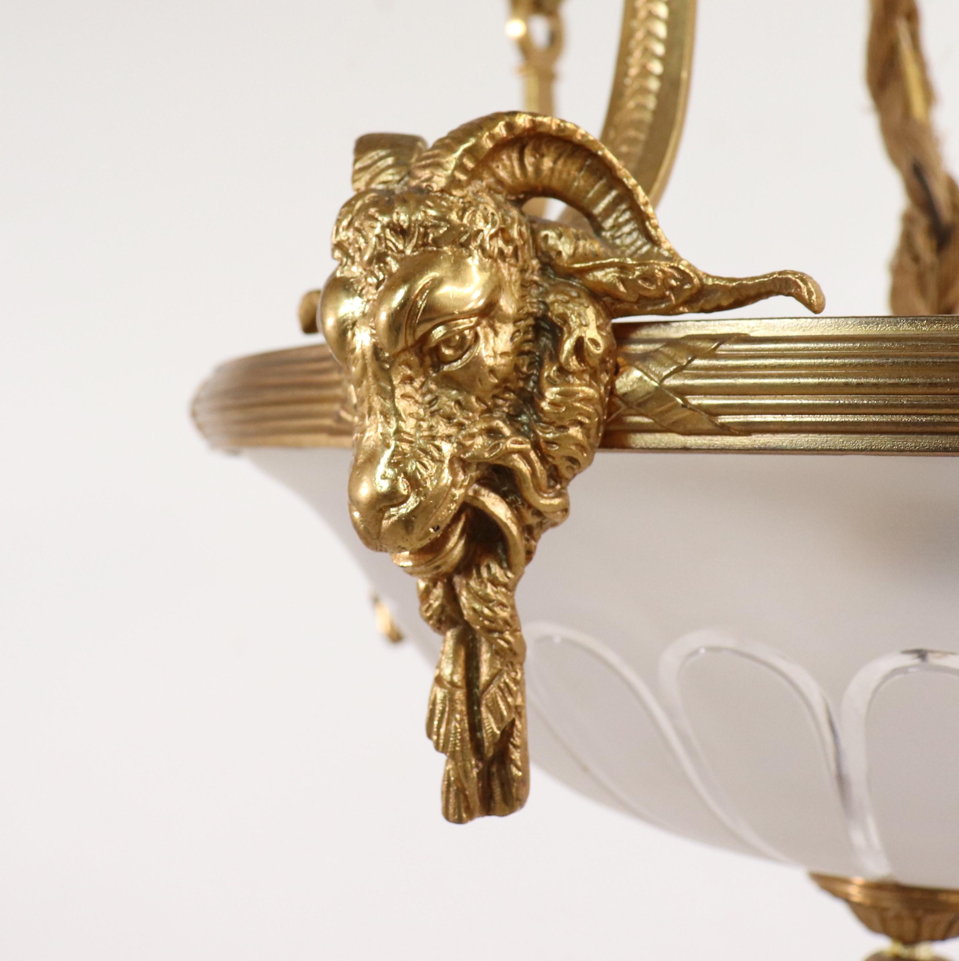 Lustre pendentif néoclassique français du début du XXe siècle en bronze doré et verre en vente 7