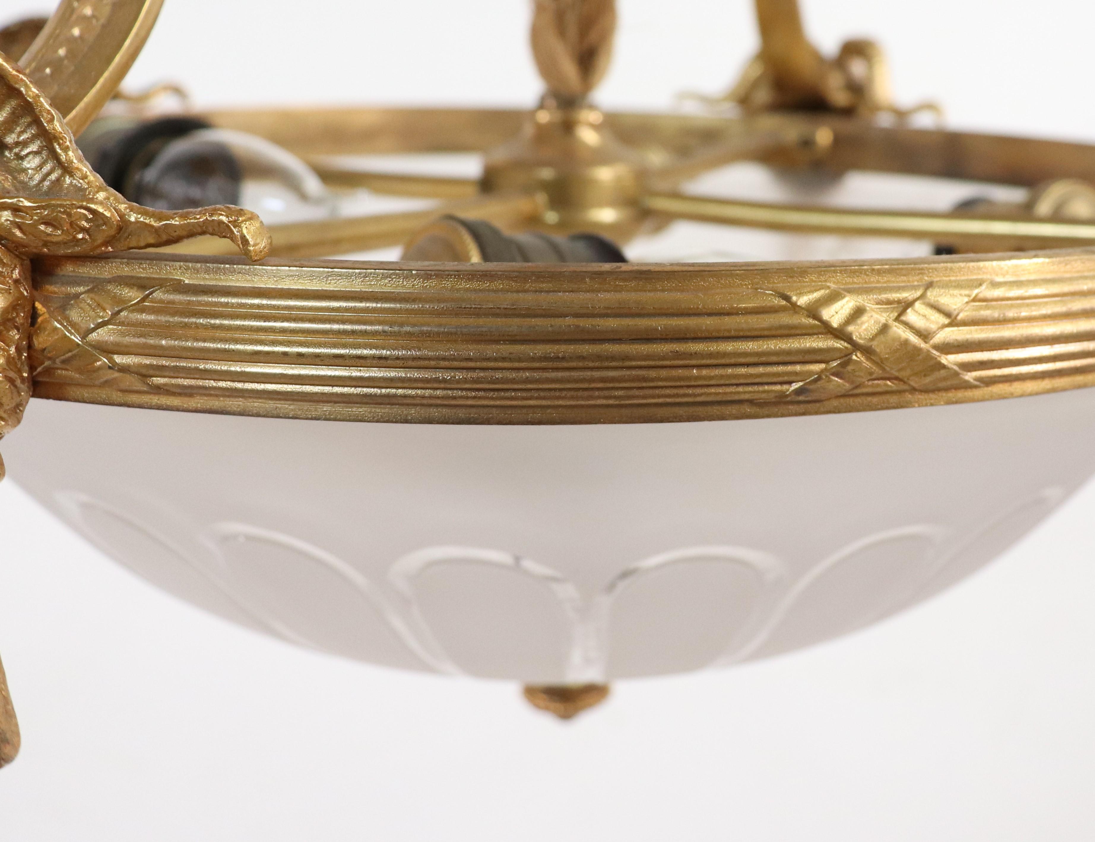 Lustre pendentif néoclassique français du début du XXe siècle en bronze doré et verre en vente 8