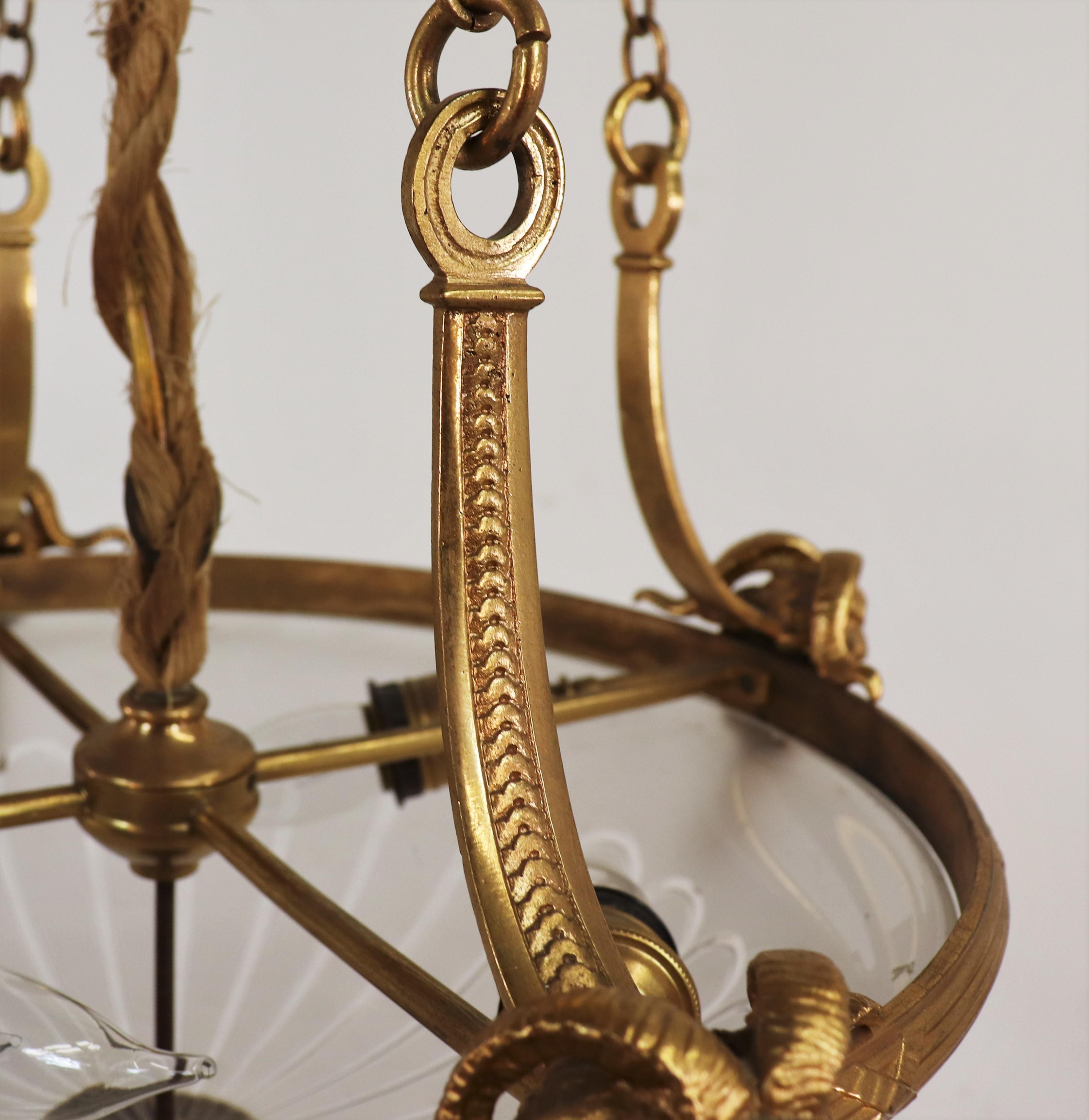 Lustre pendentif néoclassique français du début du XXe siècle en bronze doré et verre en vente 9
