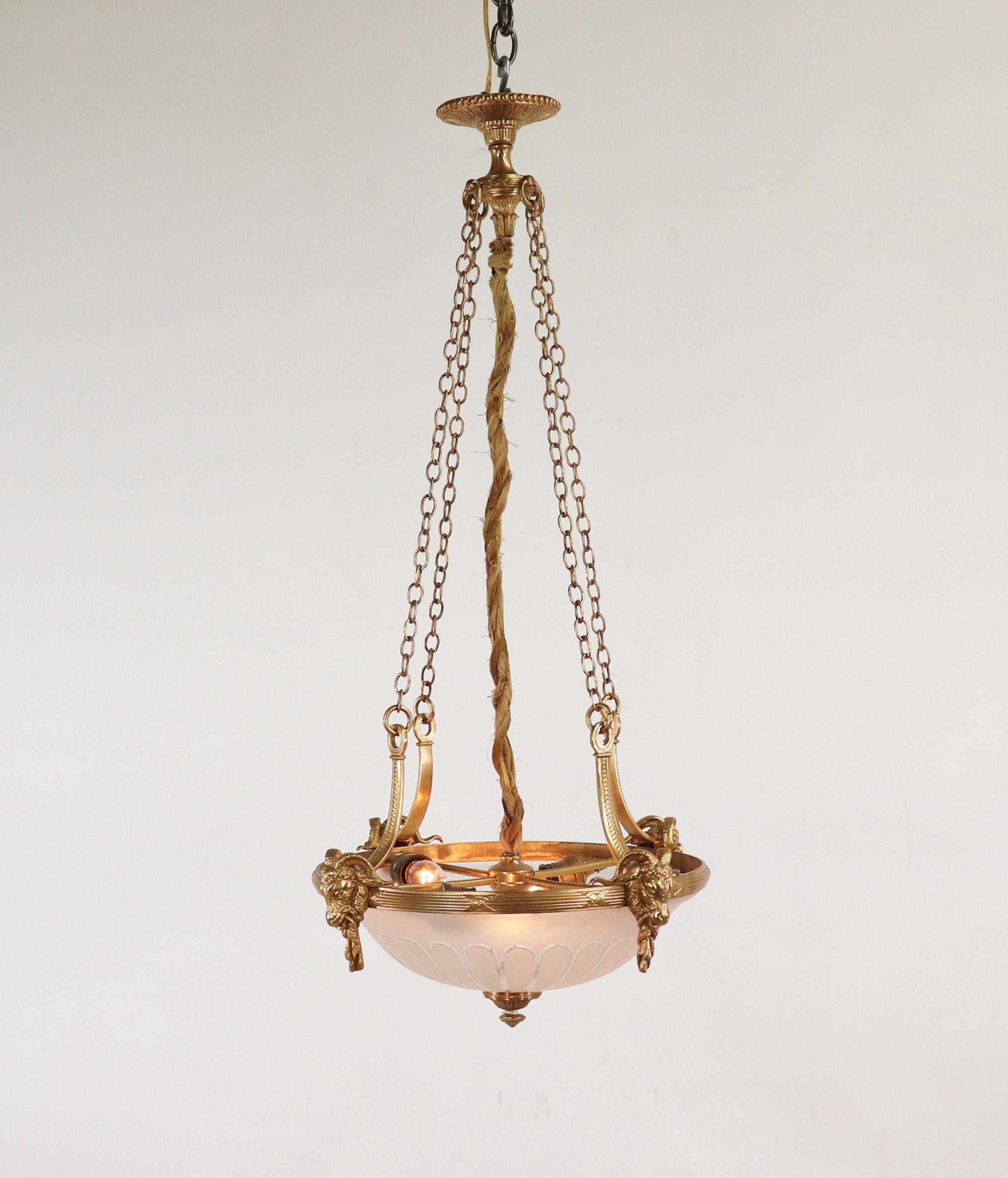Néoclassique Lustre pendentif néoclassique français du début du XXe siècle en bronze doré et verre en vente